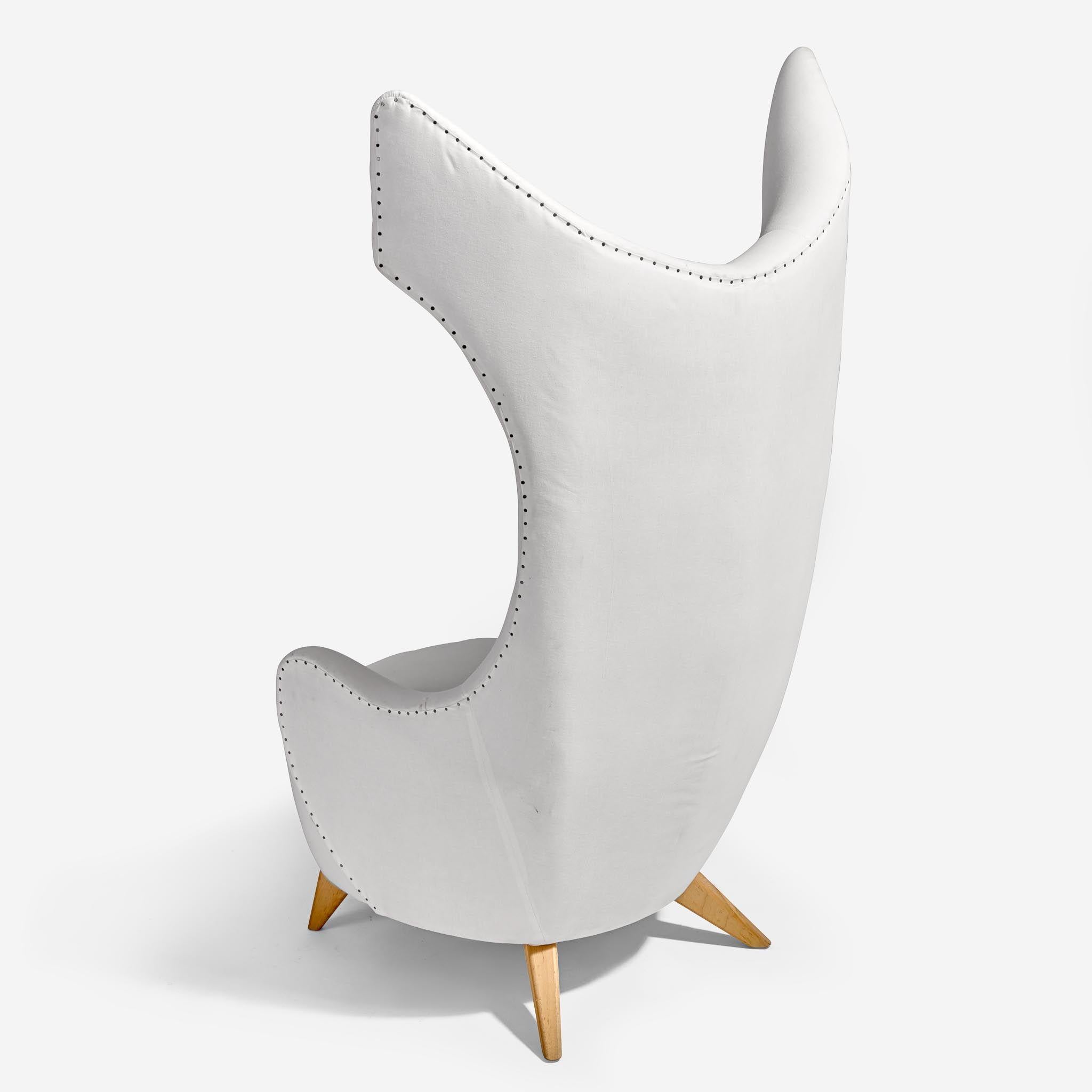 Außergewöhnlicher und einzigartiger Stuhl mit dramatischer Rückenlehne, entworfen von Vladimir Kagan für Baroness Lambert. Kurz vor Kagans Tod hatte die Baronin um die Fertigstellung der beiden Stühle gebeten. Die Stühle dienten als Vorbild für