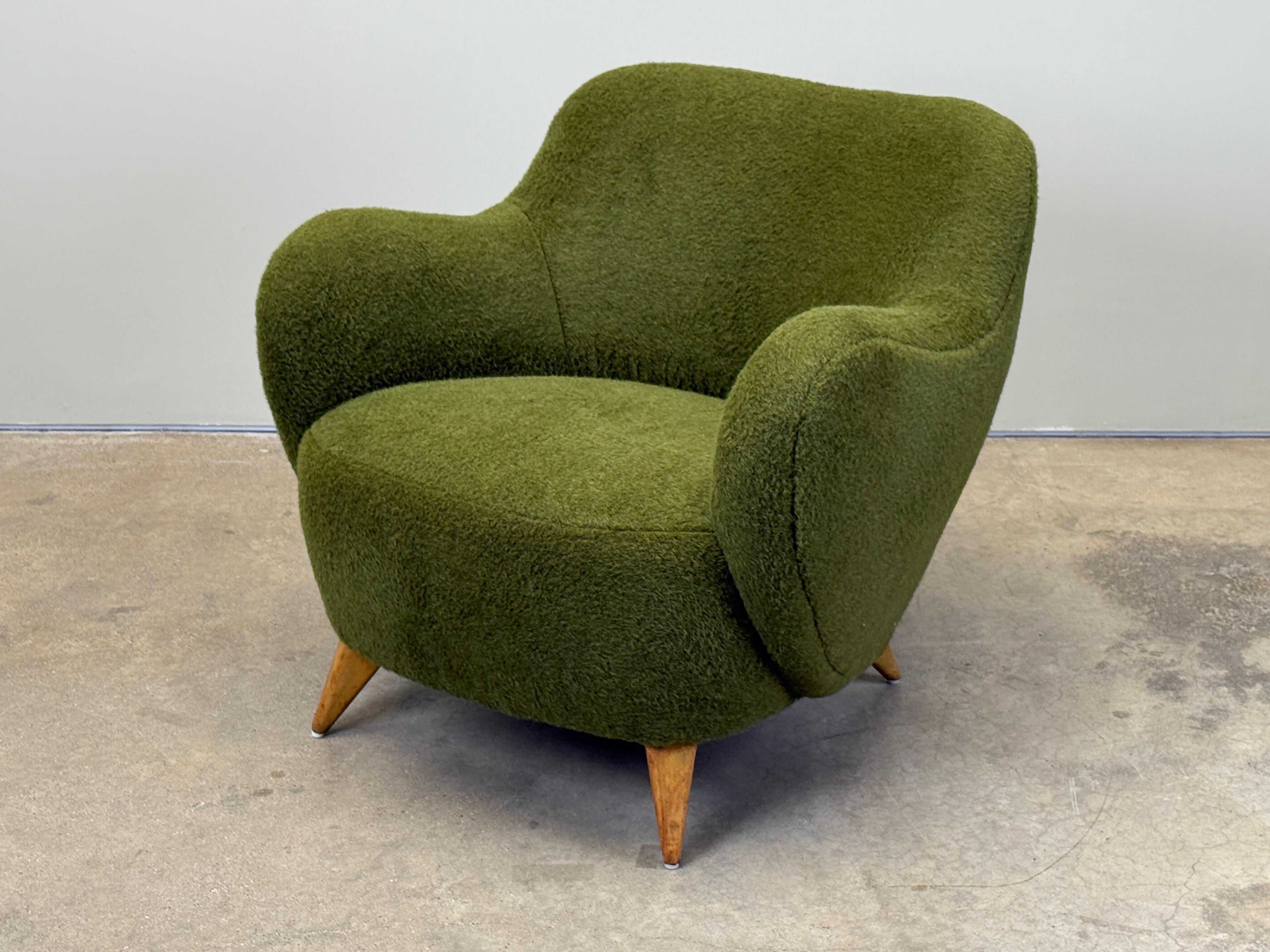 Una de las primeras sillas de barril diseñadas por Vladimir Kagan para Kagan-Dreyfuss, Inc. en 1947. Retapizado en tejido Holly Hunt / Hembra / Palm. Acabado original en las patas. 