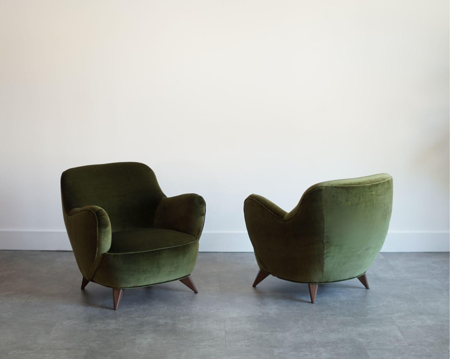 Vladimir Kagan Barrel Lounge Chair in velluto verde oliva e gambe in noce in vendita 3