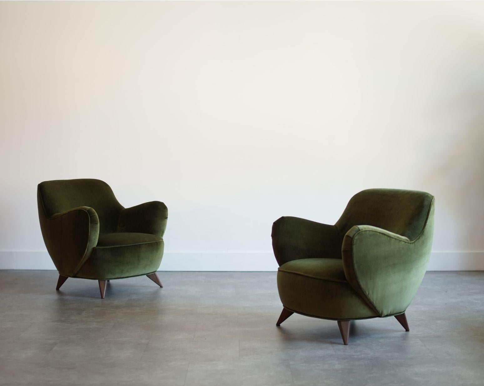 Originariamente concepita alla fine degli anni '40, questa sedia a botte scultorea incarna la sensibilità elegante e aerodinamica del design di metà secolo. Questo particolare esemplare, prodotto alla fine degli anni '90, è stato completamente