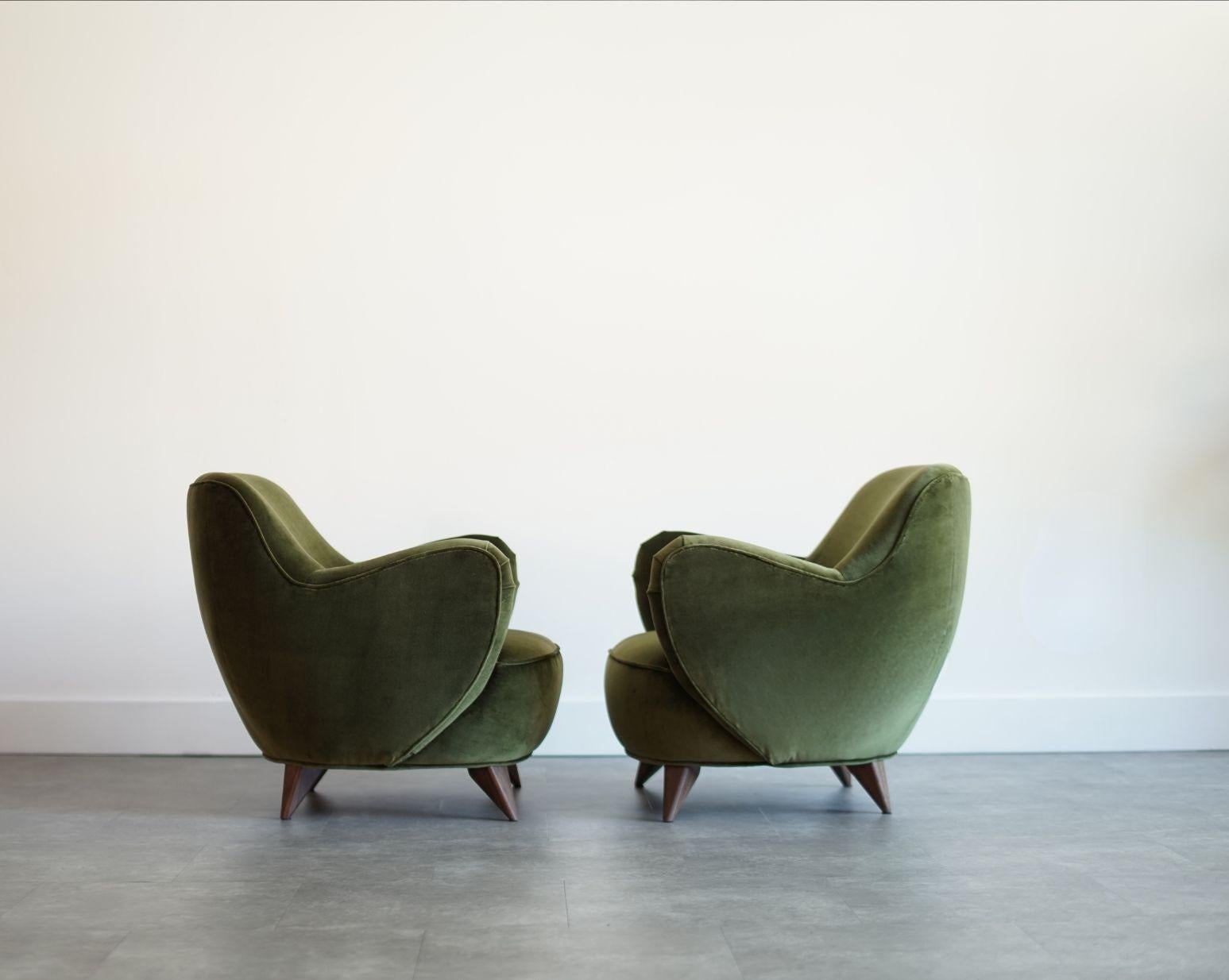 Mid-Century moderno Vladimir Kagan Barrel Lounge Chair in velluto verde oliva e gambe in noce in vendita