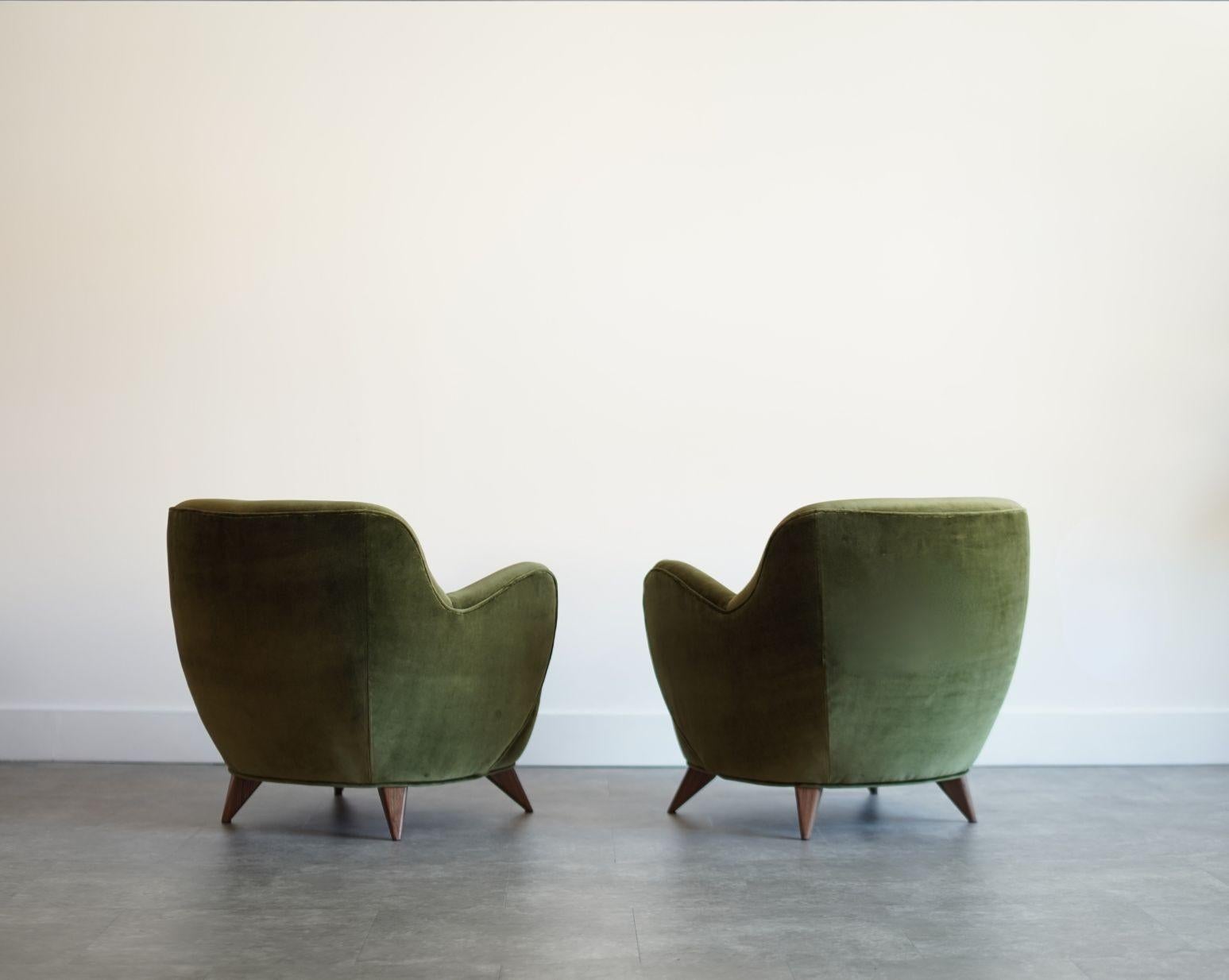 Americano Vladimir Kagan Barrel Lounge Chair in velluto verde oliva e gambe in noce in vendita