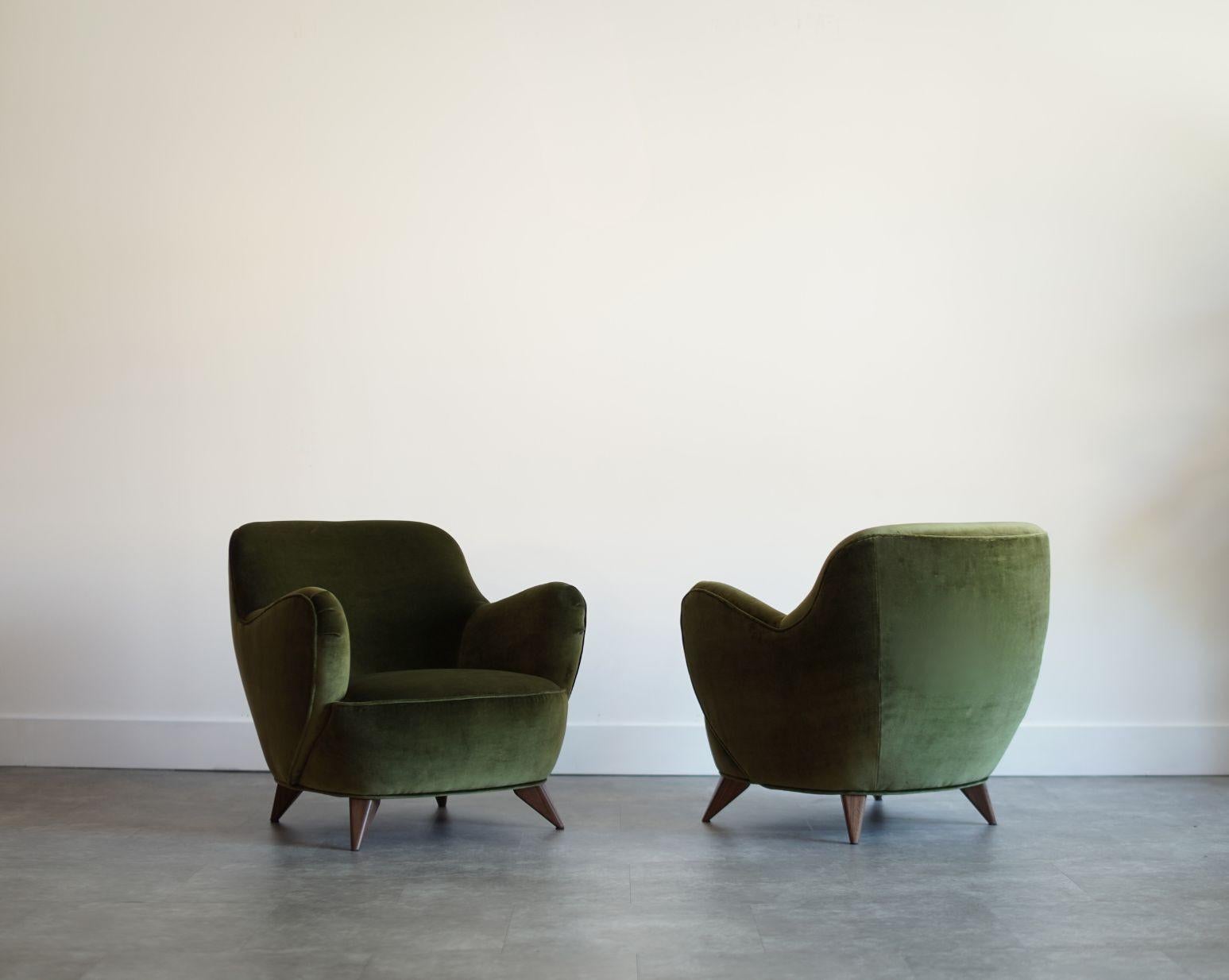 Vladimir Kagan Barrel Lounge Chair in velluto verde oliva e gambe in noce In condizioni ottime in vendita a Westport, CT