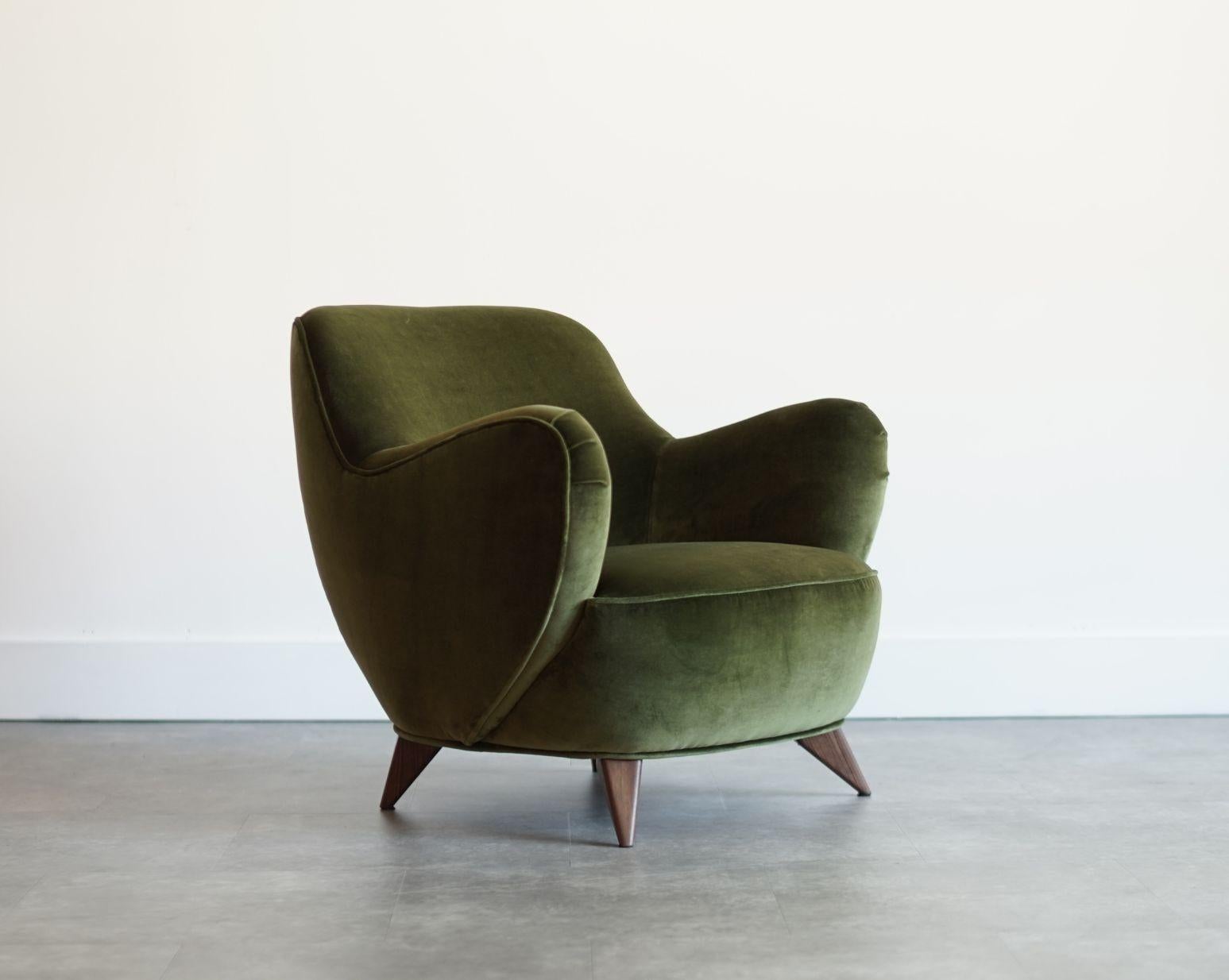 XX secolo Vladimir Kagan Barrel Lounge Chair in velluto verde oliva e gambe in noce in vendita