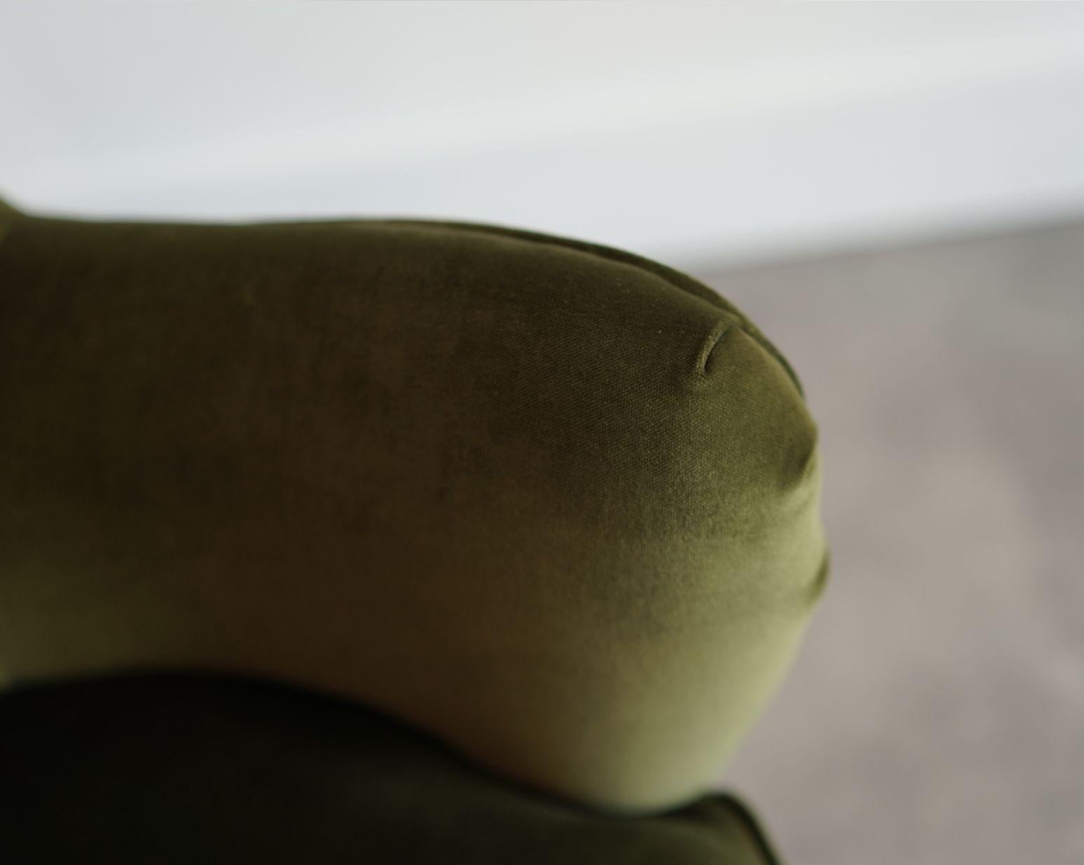 Velluto Vladimir Kagan Barrel Lounge Chair in velluto verde oliva e gambe in noce in vendita