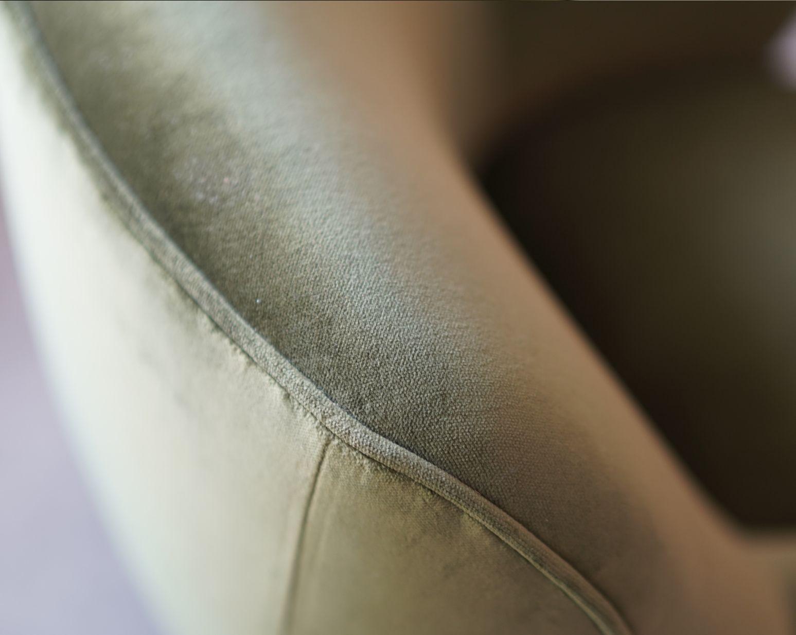 Vladimir Kagan Barrel Lounge Chair in velluto verde oliva e gambe in noce in vendita 1