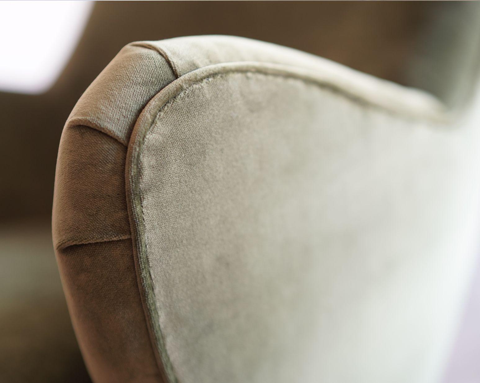 Vladimir Kagan Barrel Lounge Chair in velluto verde oliva e gambe in noce in vendita 2