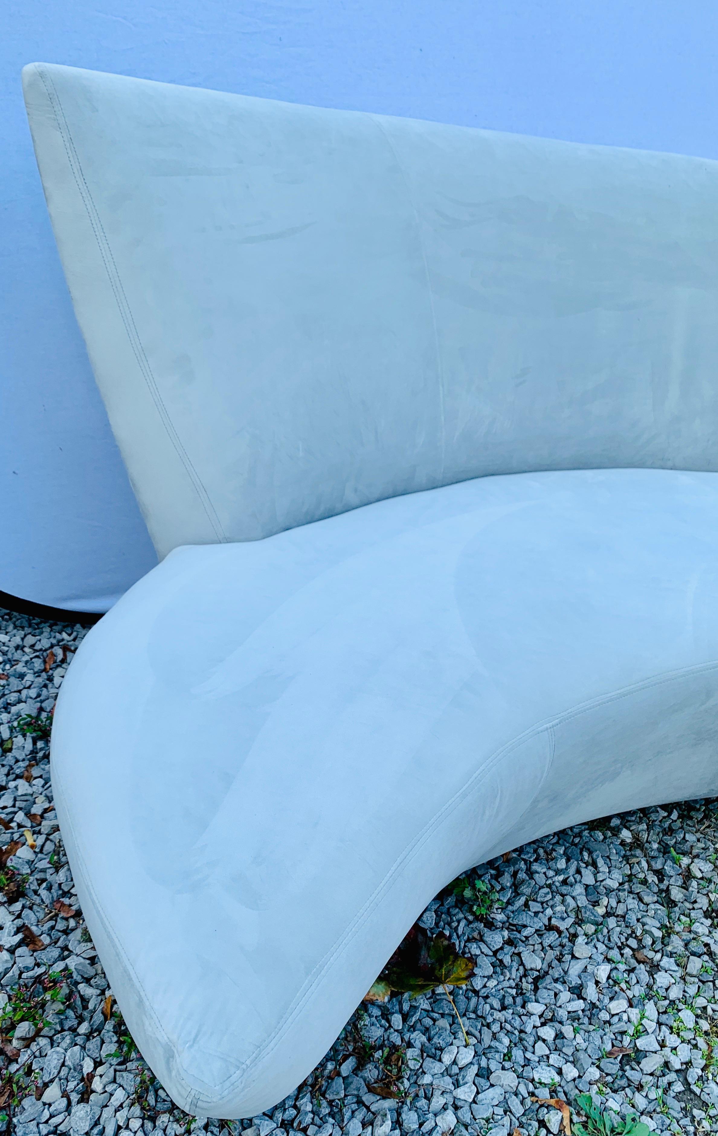 Vladimir Kagan Bilbao Serpentine Curved Sofa with New Upholstery In Good Condition In West Hartford, CT
