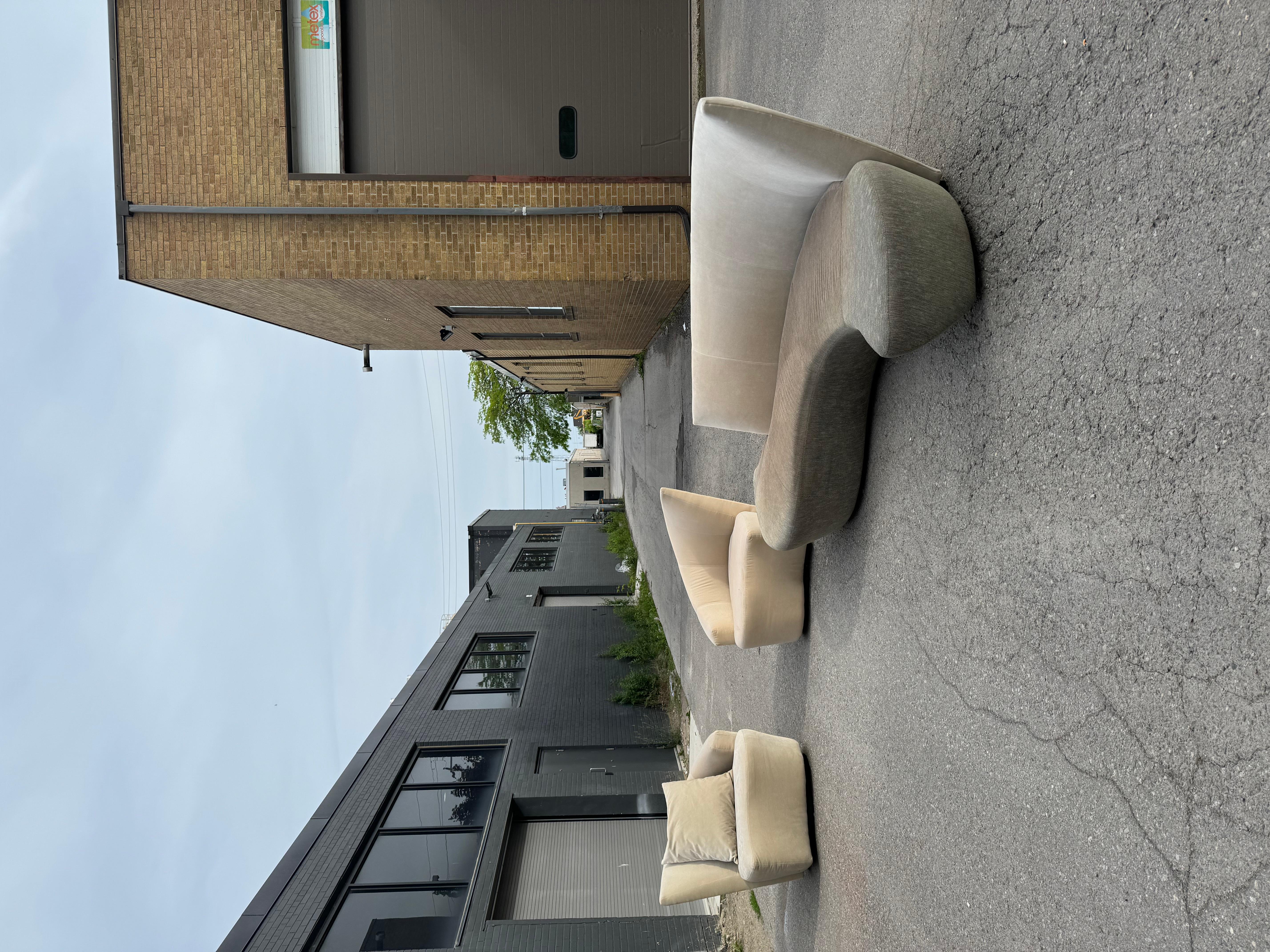 Vladimir Kagan Bilbao Swivel Slipper Chairs For Sale 10