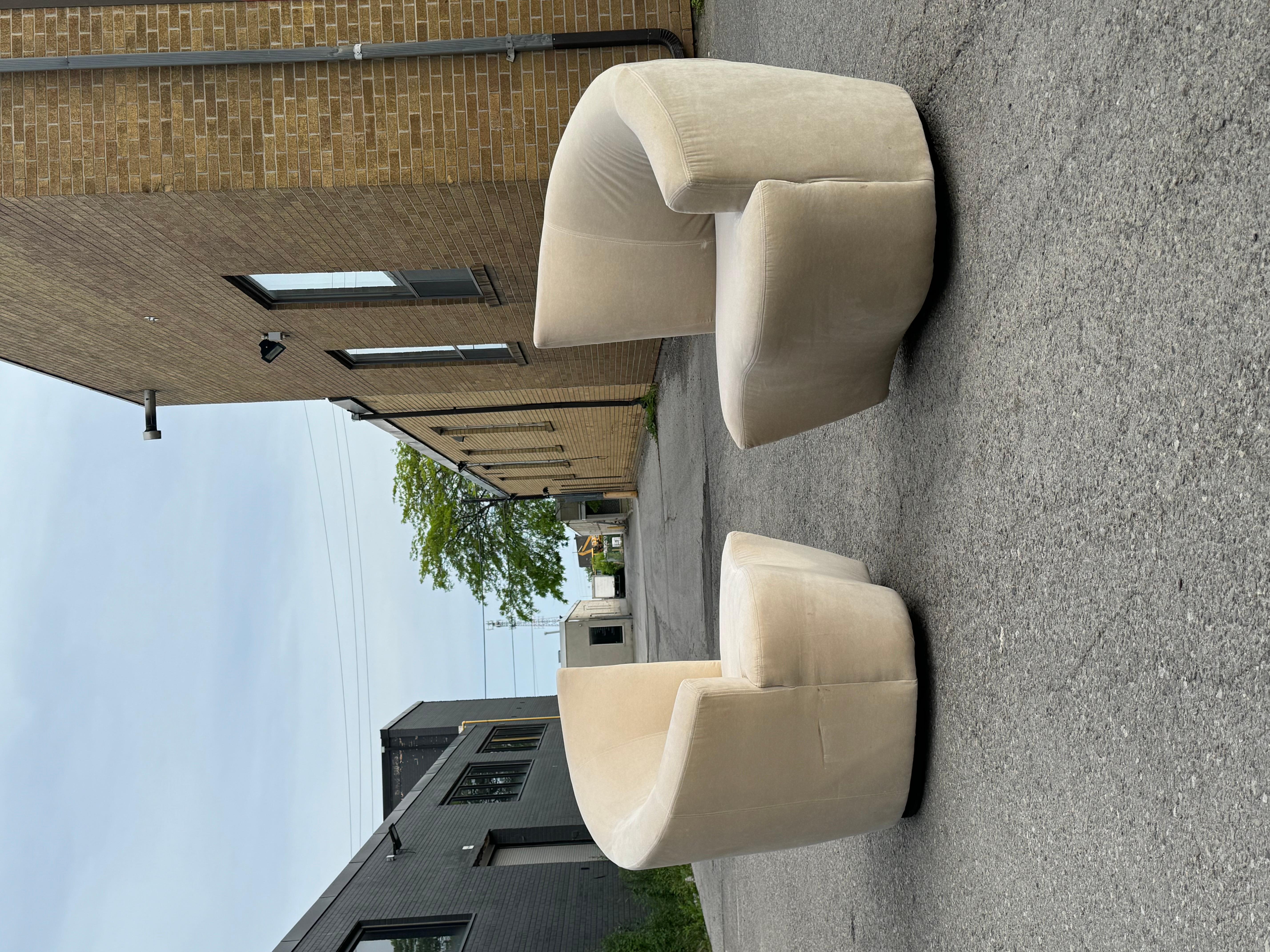 Timeless Vladimir Kagan Bilbao swivel slipper chairs for your consideration. Iconic sculptural design, inspired by the Bilbao Guggenheim. 

Incredibly preserved piece, clad with ivory velvet upholstery. Chairs are 2 slightly different shades —one