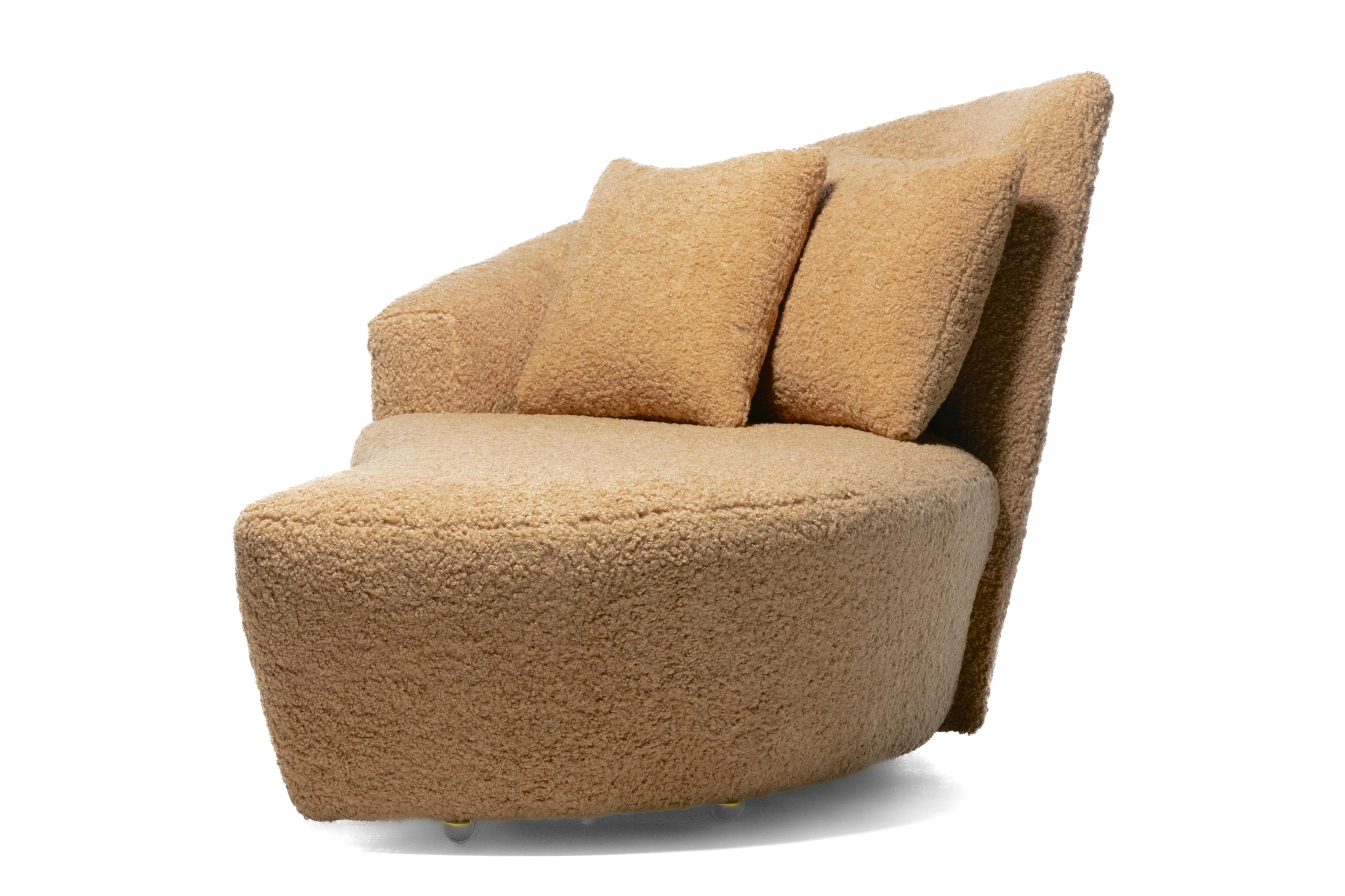 Vladimir Kagan Bilbao Swiveling Chaise Lounge in Luxurious Latte Bouclé In Good Condition For Sale In Saint Louis, MO