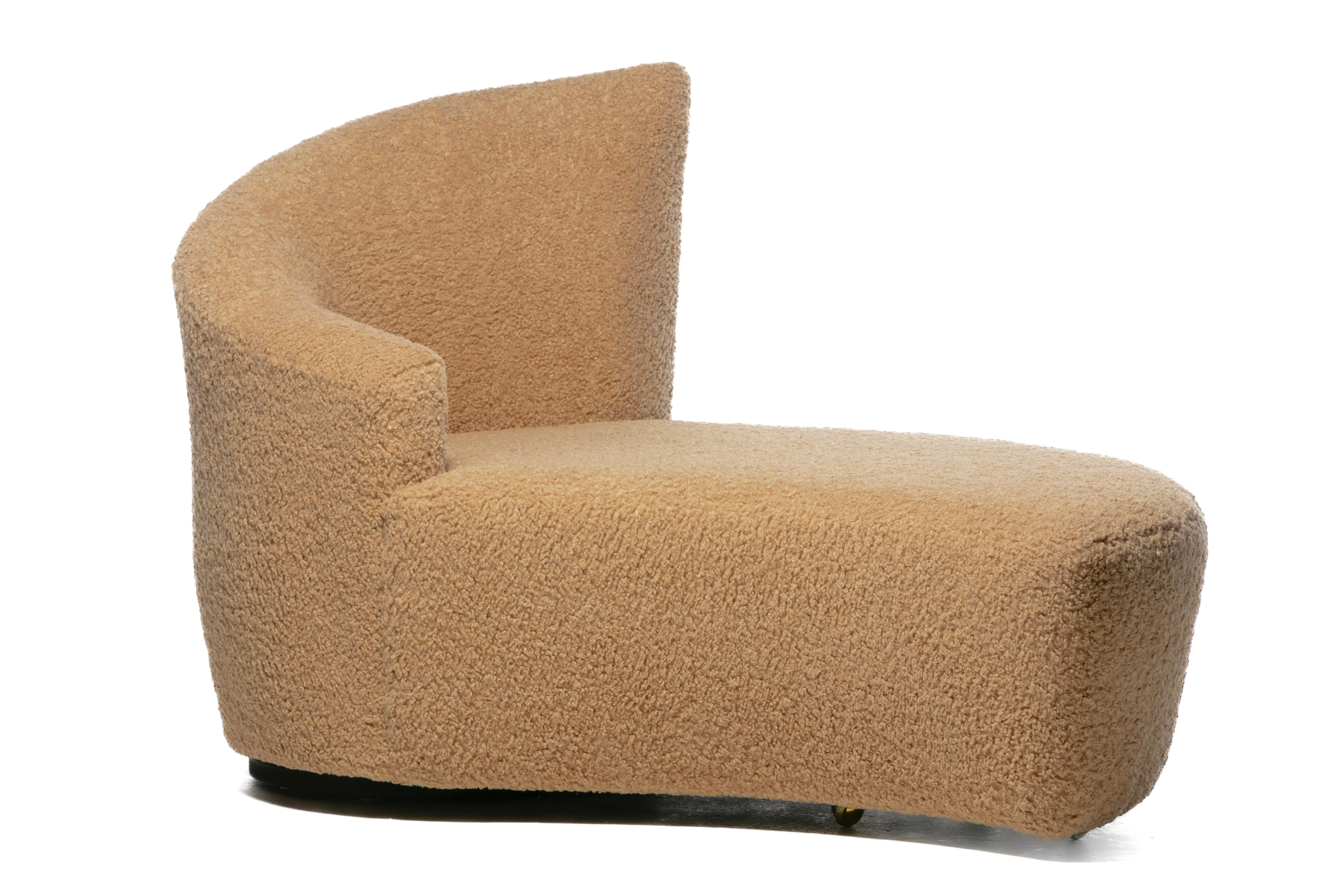 Late 20th Century Vladimir Kagan Bilbao Swiveling Chaise Lounge in Luxurious Latte Bouclé For Sale