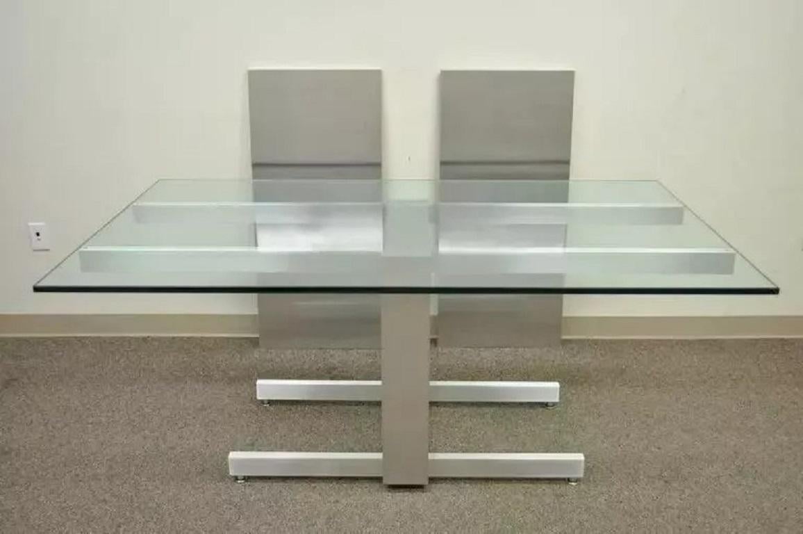 Vladimir Kagan Kubistischer Esstisch aus gebürstetem Aluminium und Glas. Der Artikel verfügt über zwei Blätter und einen Sockel aus gebürstetem Aluminium mit ausziehbaren Stützen für die beiden 20-Zoll-Blätter aus gebürstetem Aluminium. Der Sockel