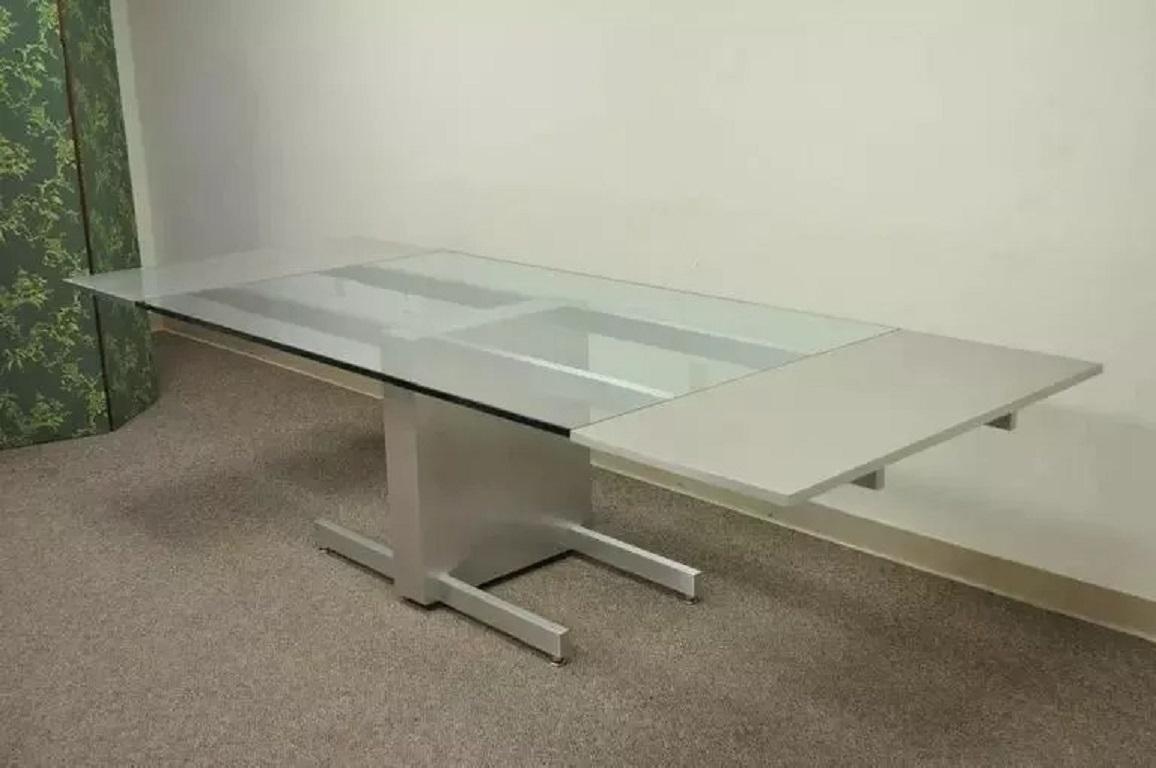 Vladimir Kagan Kubistischer aus gebürstetem Aluminium und Glas aus Glas, ausziehbarer Konferenztisch (20. Jahrhundert) im Angebot
