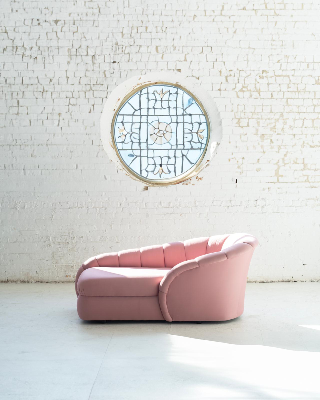 This Mauve Scalloped Chaise Lounge, is a masterpiece designed by Vladimir Kagan for Directional in the 1980s. It exudes timeless elegance and sophistication, showcasing Kagan's renowned craftsmanship and innovative design.

The chaise lounge