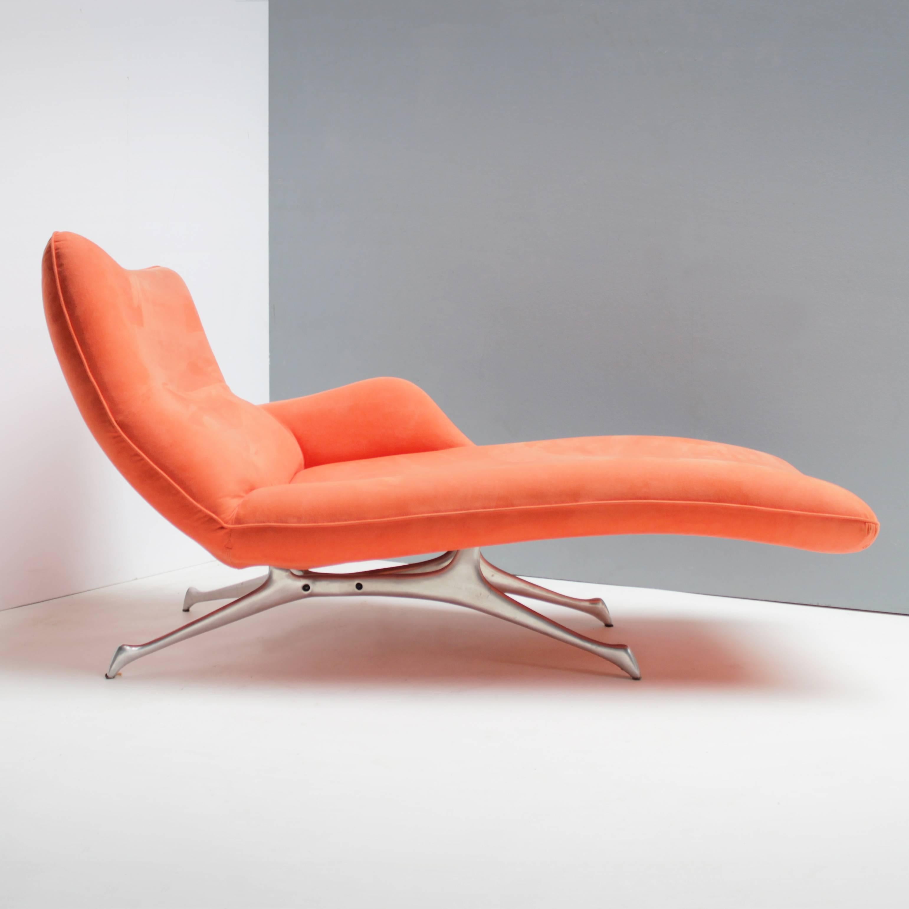 Chaise longue ou fauteuil de salon à bras ouvert Vladimir Kagan pour la collection Kagan New York. Base en fonte d'aluminium sculptée et recouverte d'alcantara. Bel état:: quelques petites taches (voir photos). 
Dimensions : Hauteur 32::3 pouces (82