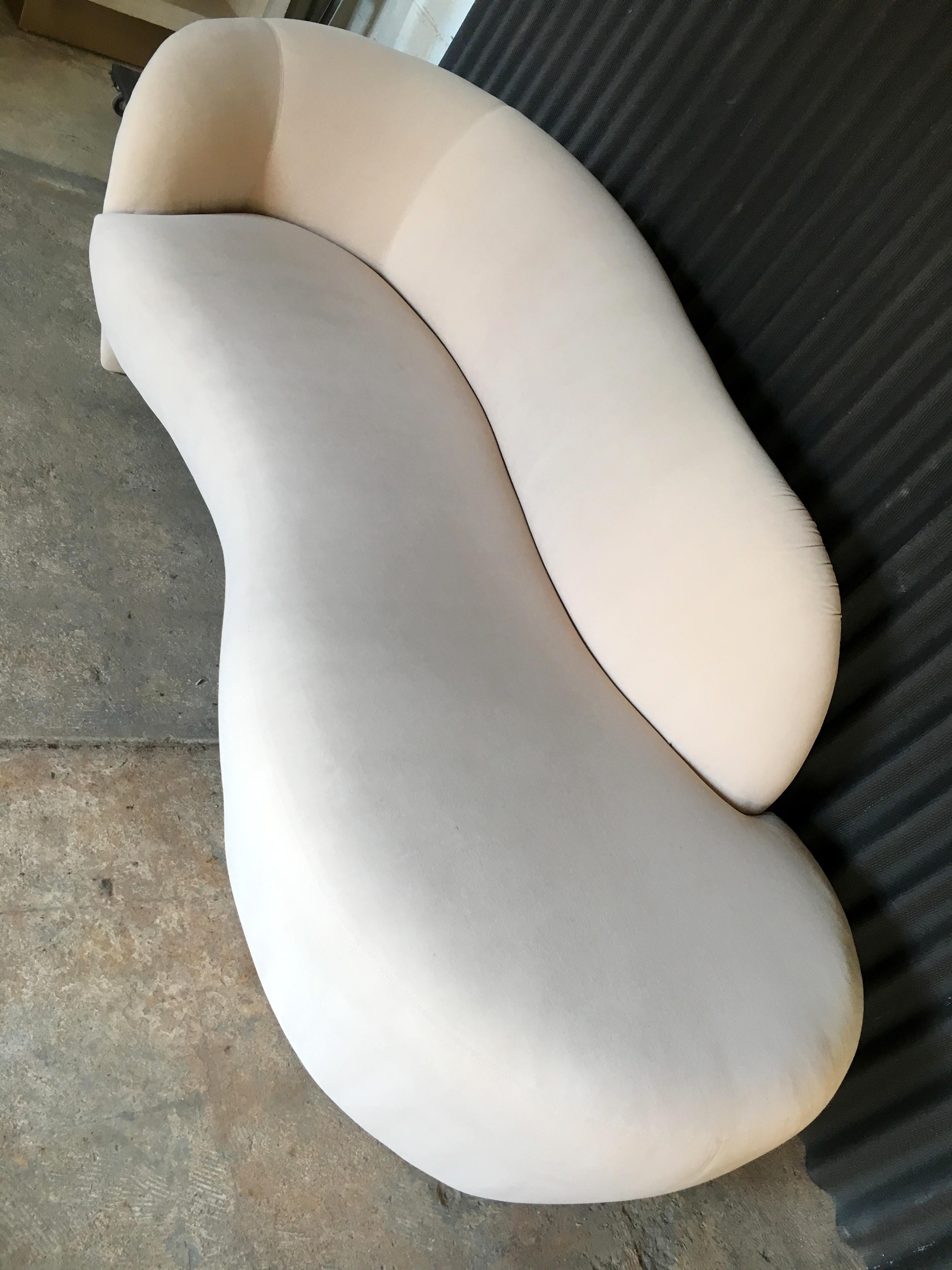 Immaculate chaise lounge sofa by Vladimir Kagan.
We just had this piece professional cleaned and it came out Amazingly!
Off white fabric makes it so easy to place it anywhere.
Beautiful lines with glorious fabric!

94