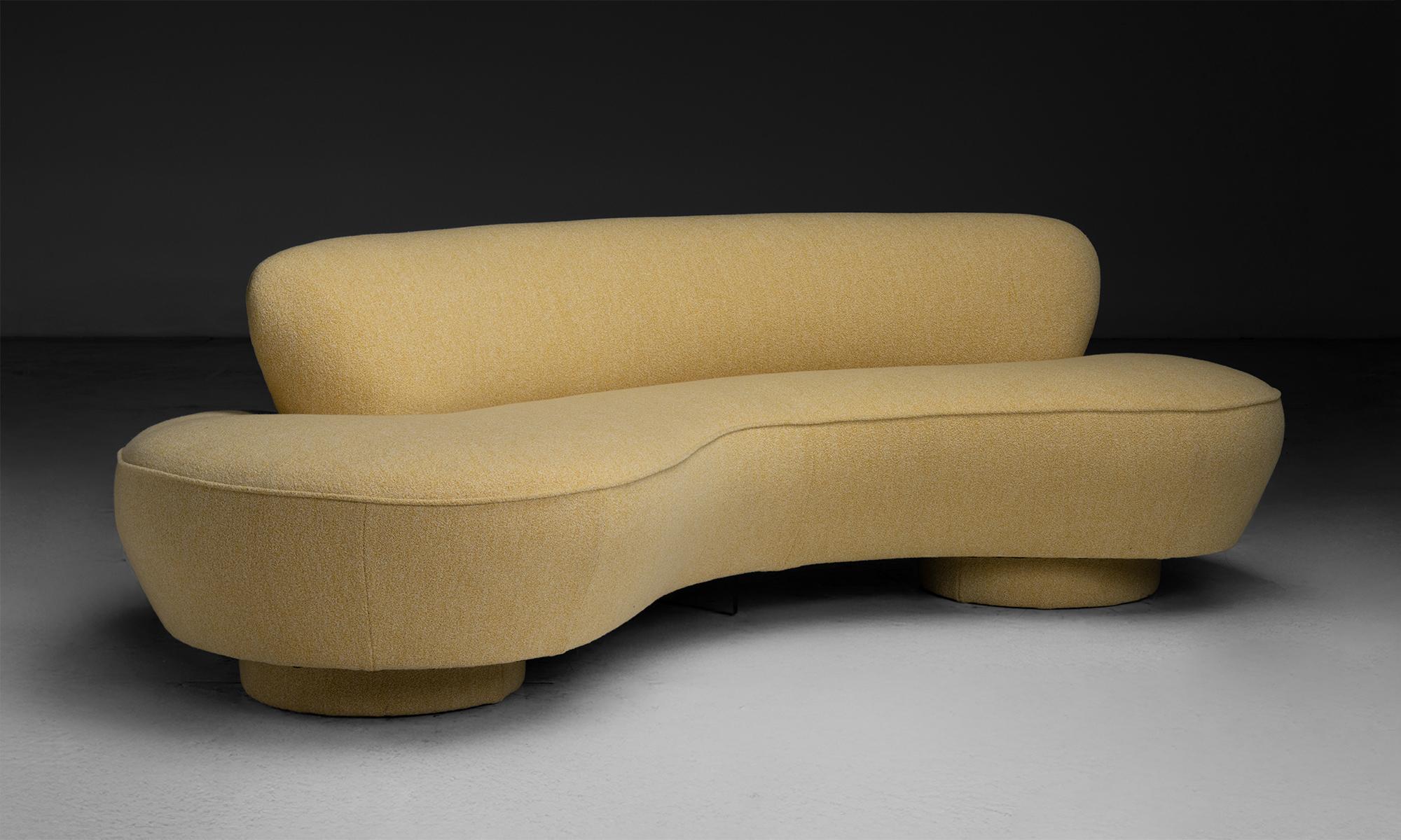 Canapé en bouclette Vladimir Kagan
Amérique, 1980
Face inférieure avec l'étiquette du fabricant, Cloud sofa. Nouvellement tapissé en boucle jaune.
92 