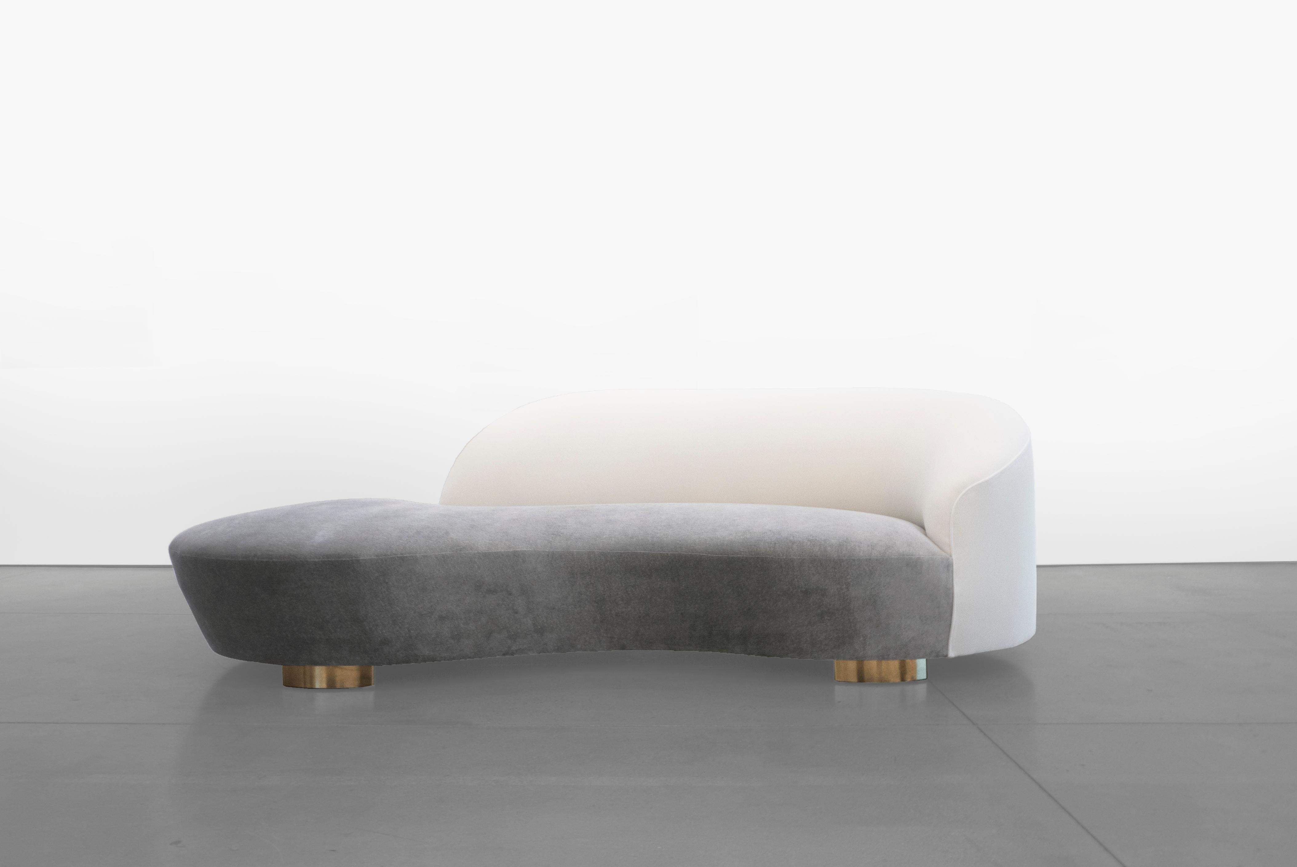 Iconic cloud sofa designed in the style of Vladimir Kagan for Directional. In excellent condition - meticulously restored and reupholstered in luxurious Dedar Milano velvet Splendido Splendente Col. 015 Smoke Lamina Oro, on gold-plated
