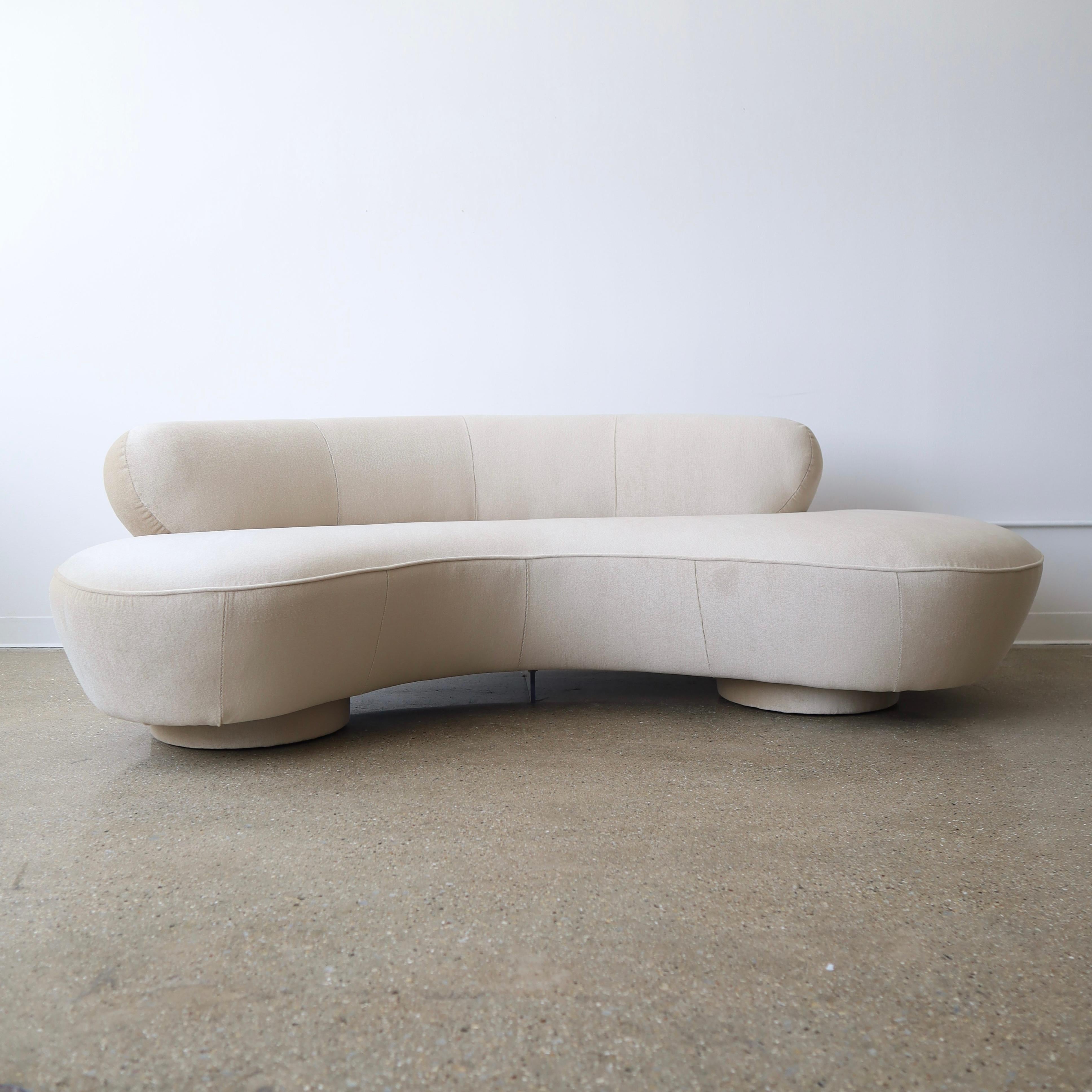 CIRCA 1980er Jahre, vollständig restauriert in Mohair.

Anstelle eines Directional-Anhängers ist dieser mit einem Theodore's-Möbelhaus-Anhänger versehen. Theodore's ist ein bekannter Vladimir Kagan-Händler, der die Herstelleretiketten entfernt und