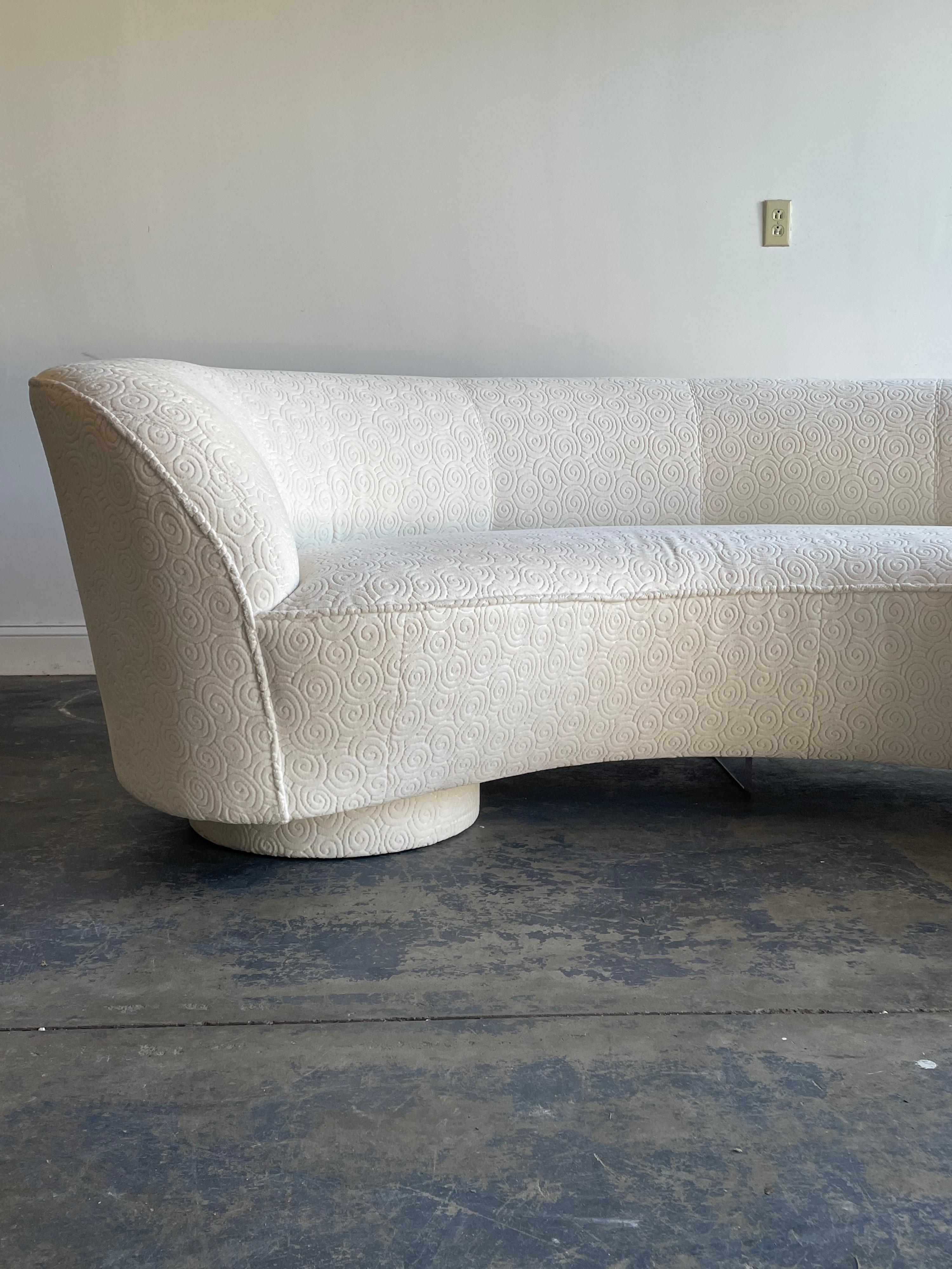 Vladimir Kagan Cloud Sofa for Directional with Lucite Support In Good Condition In St.Petersburg, FL