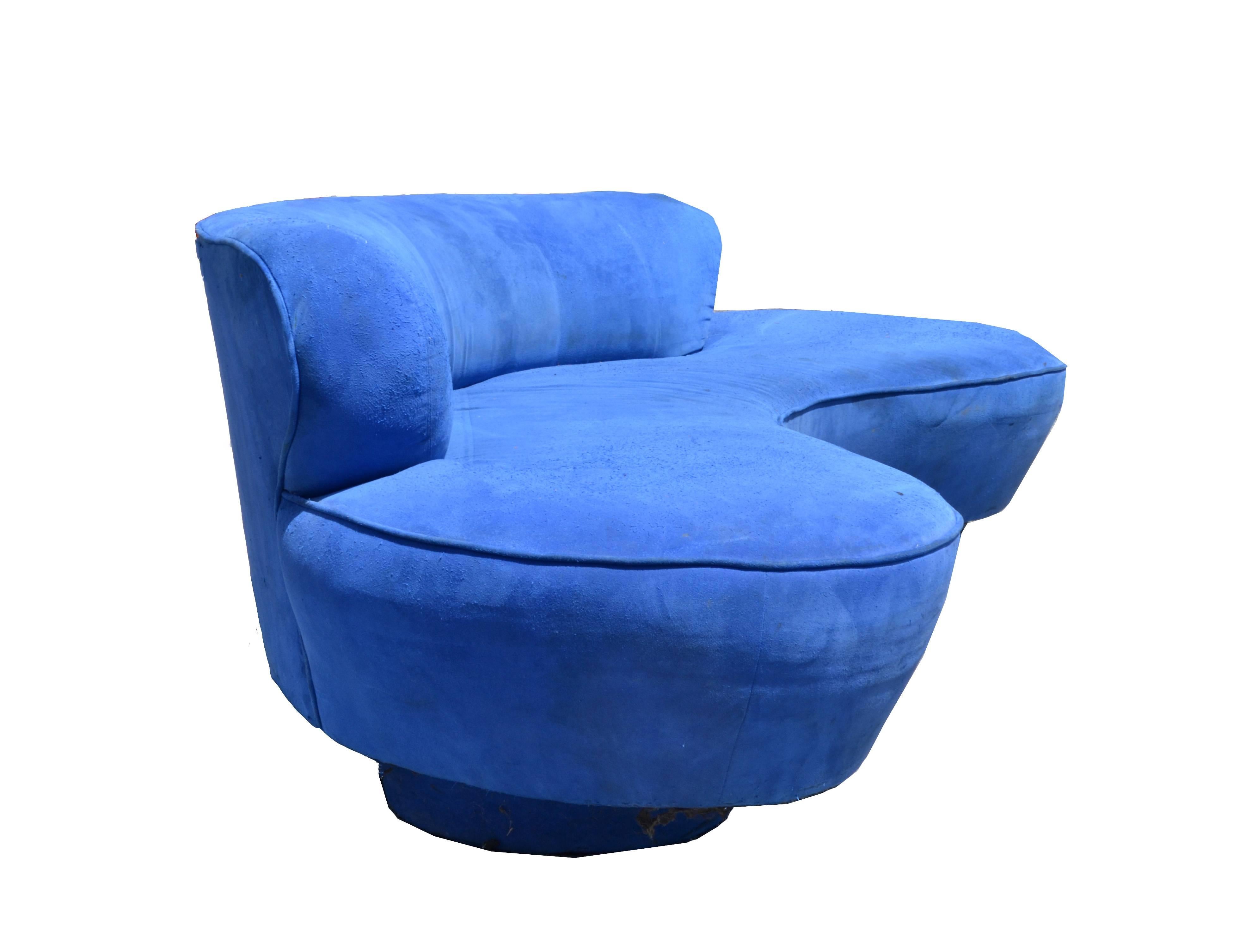 Original Vintage Vladimir Kagan Cloud Serpentine sofa in blue microfiber by Directional Furniture Company.
Original label underneath, Directional, Made in USA.
Note: The sofa needs new foam and new upholstery. We can reupholster this sofa for you