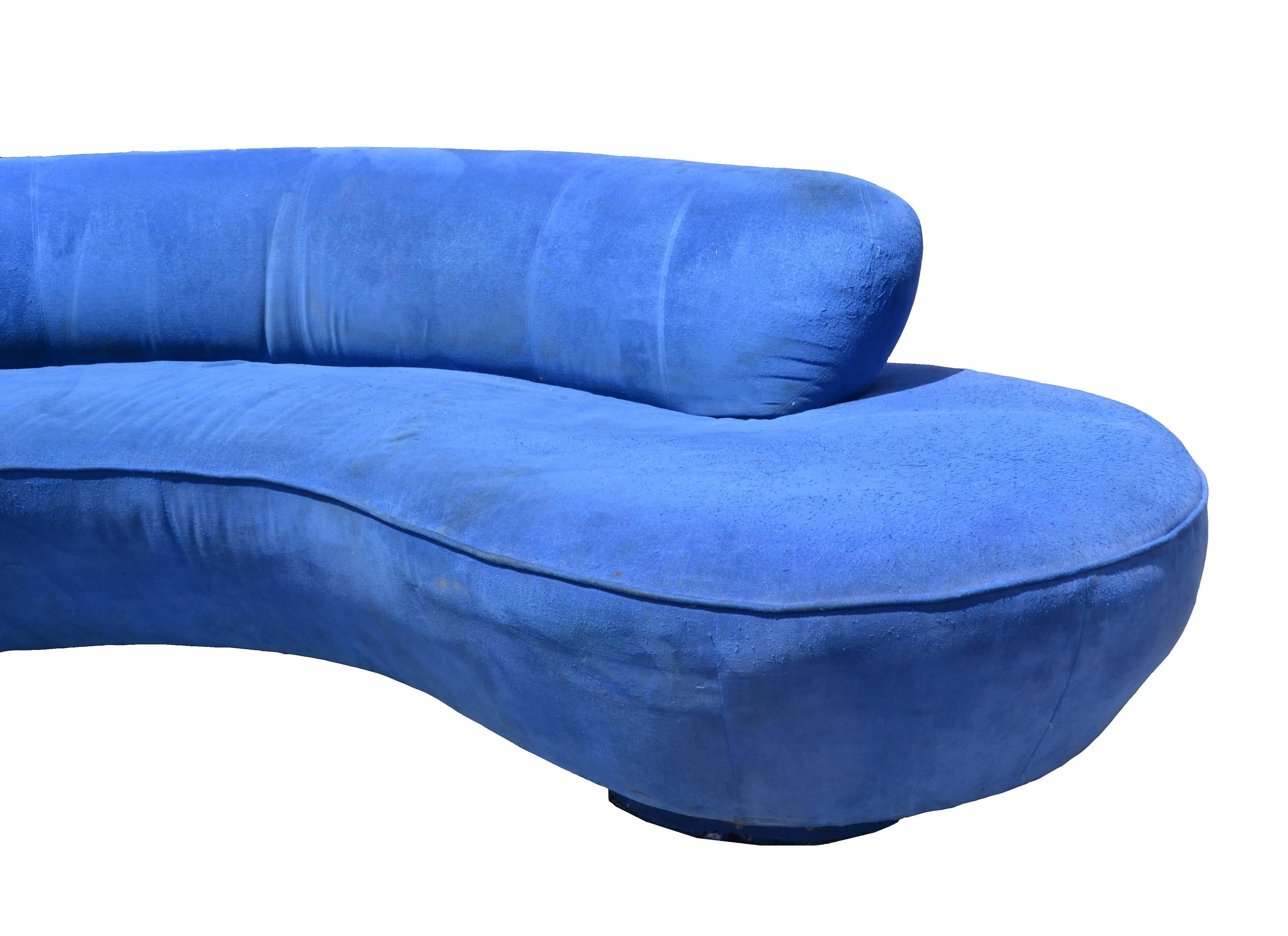 Vladimir Kagan Serpentine Sofa Blaues Mikrofaser von Directional Furniture, Vintage  (amerikanisch) im Angebot