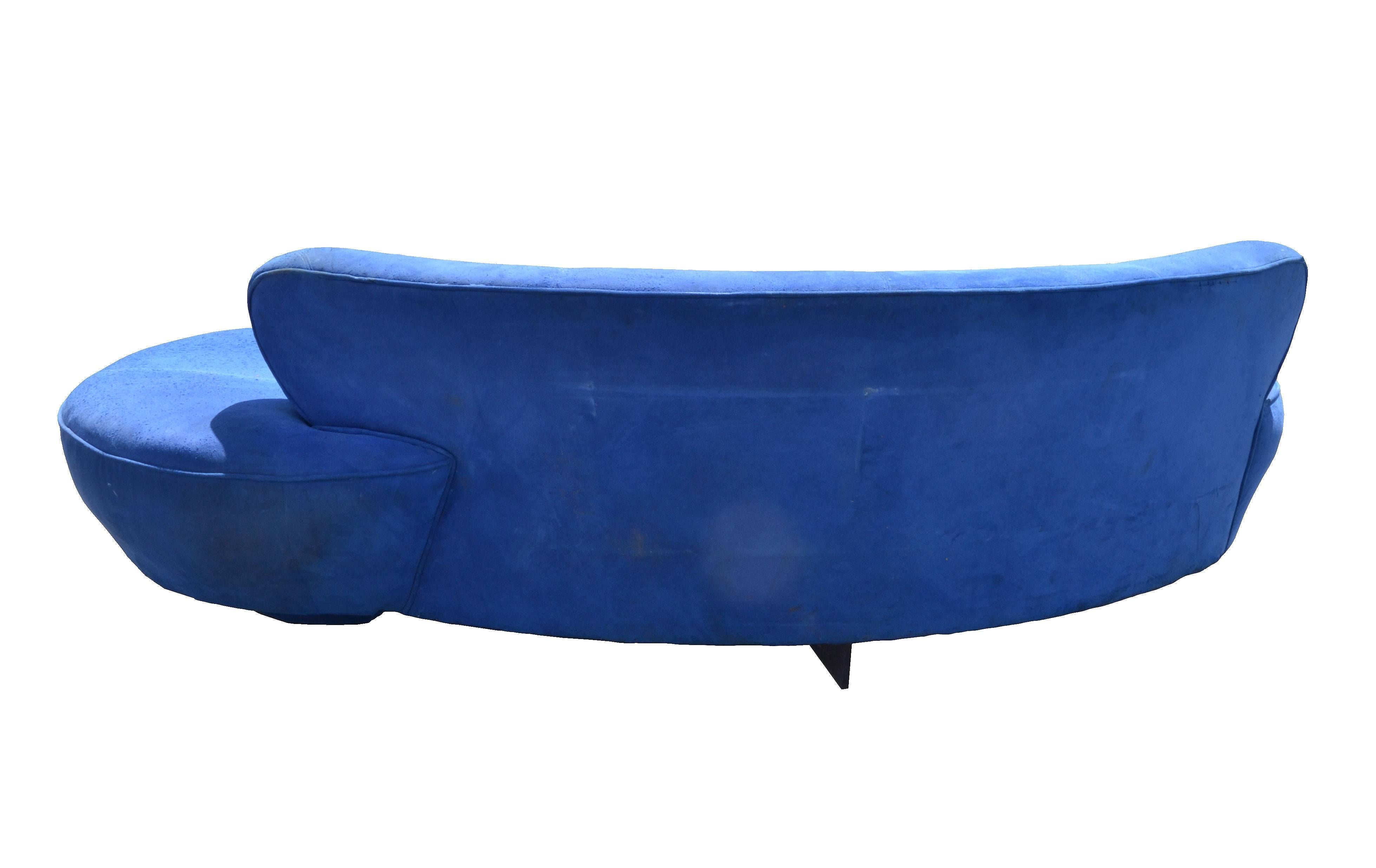 Vintage Vladimir Kagan Serpentine Sofa Blue Microfiber by Directional Furniture  In Fair Condition For Sale In Miami, FL