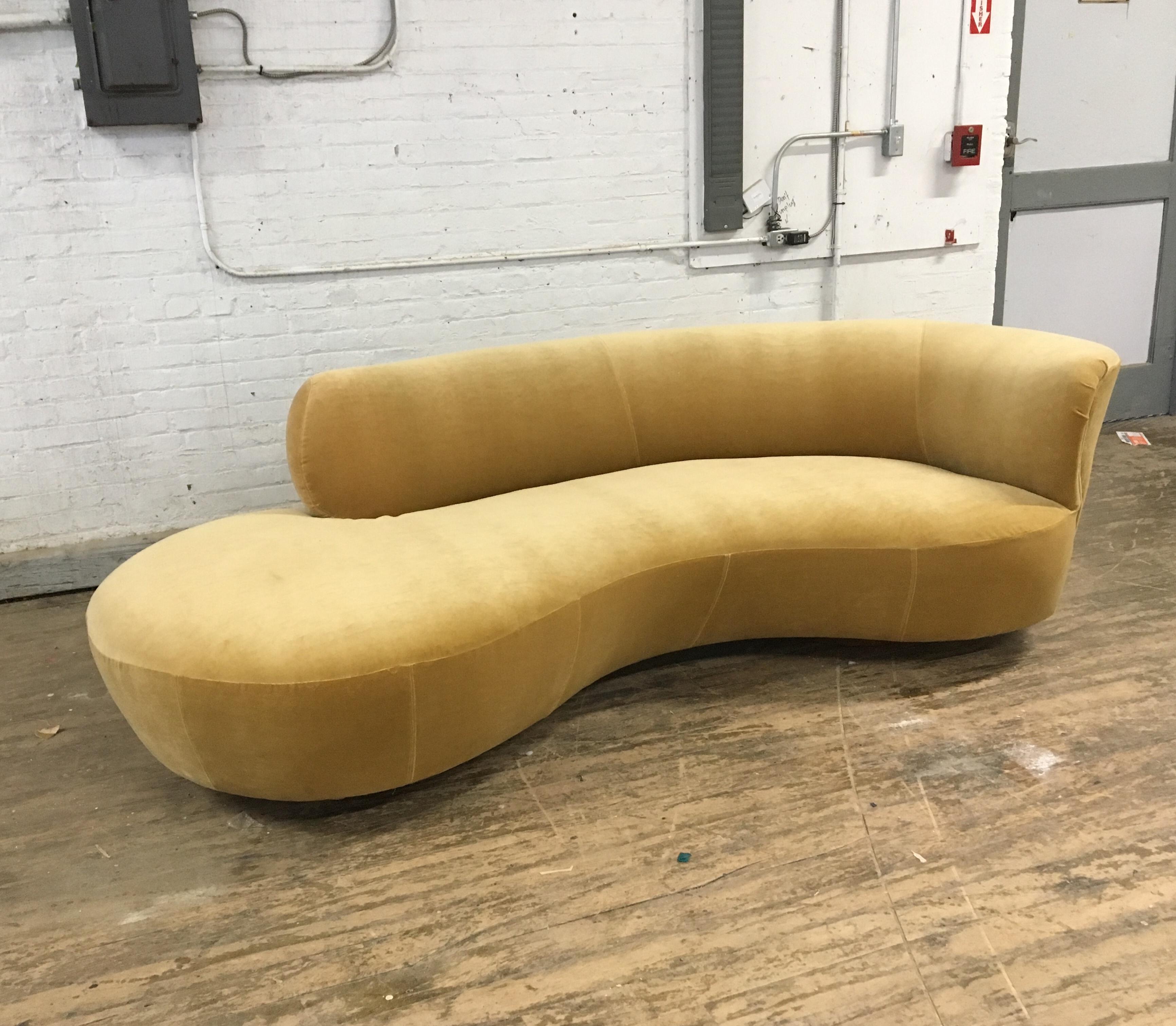 Cloud sofa in camel cotton velvet with rosewood round bases designed by Vladimir Kagan for Weiman. (Label present)
Reupholstered in camel cotton velvet.
Measures: 96