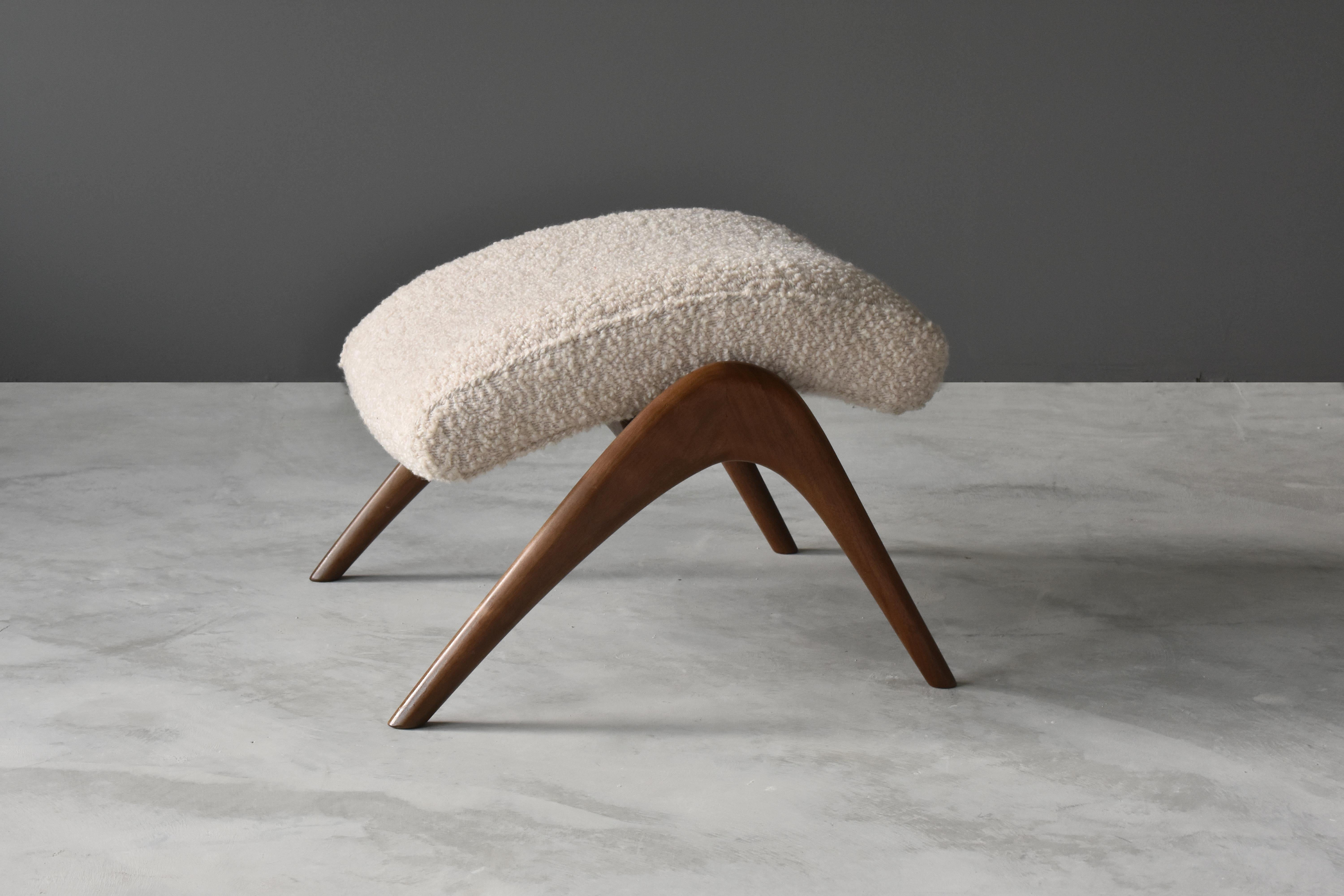 An organic ottoman / stool / bench by Vladimir Kagan. Sculpted walnut frame with overstuffed seat in white high-end European Bouclé. Bears label.

Present example is an early one produced in the Studio of Vladimir Kagan in the 1970s. 

Other