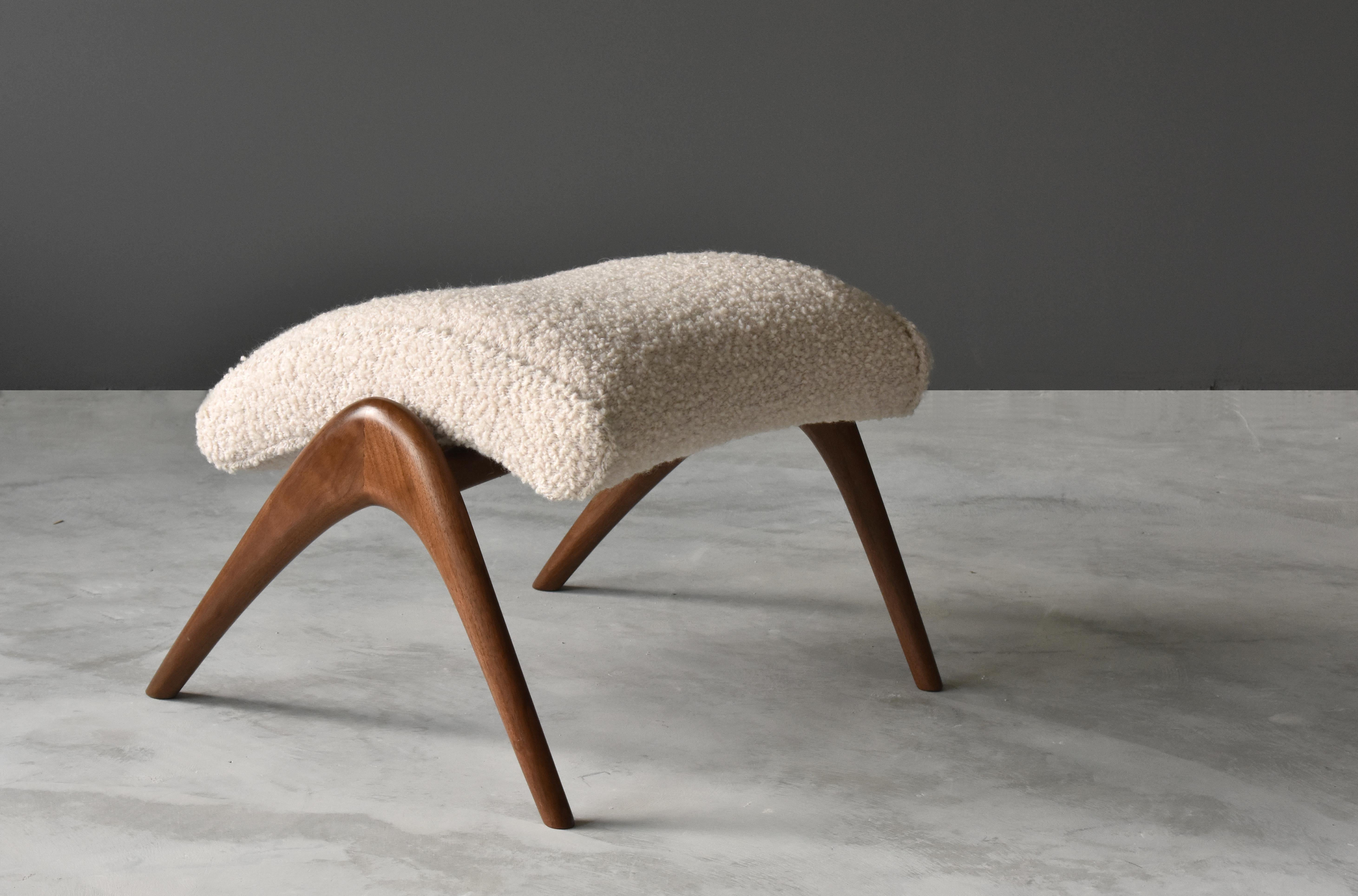 American Vladimir Kagan, Contour Ottoman, Sculpted Walnut, White Bouclé, Studio, 1970s