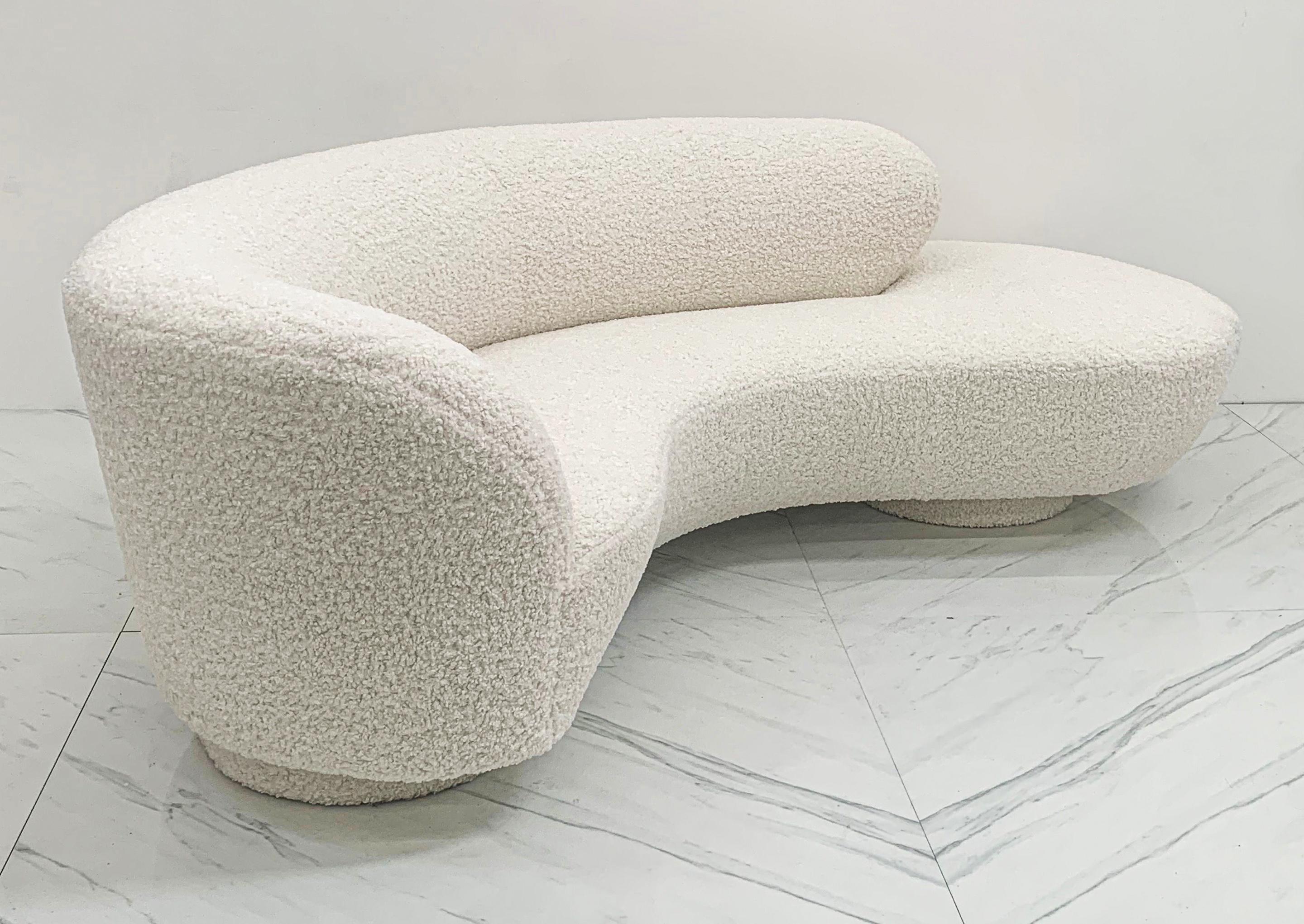 Vladimir Kagan Cloud Serpentine Sofa Upholstered in Heavy Ivory Boucle In Good Condition In Culver City, CA