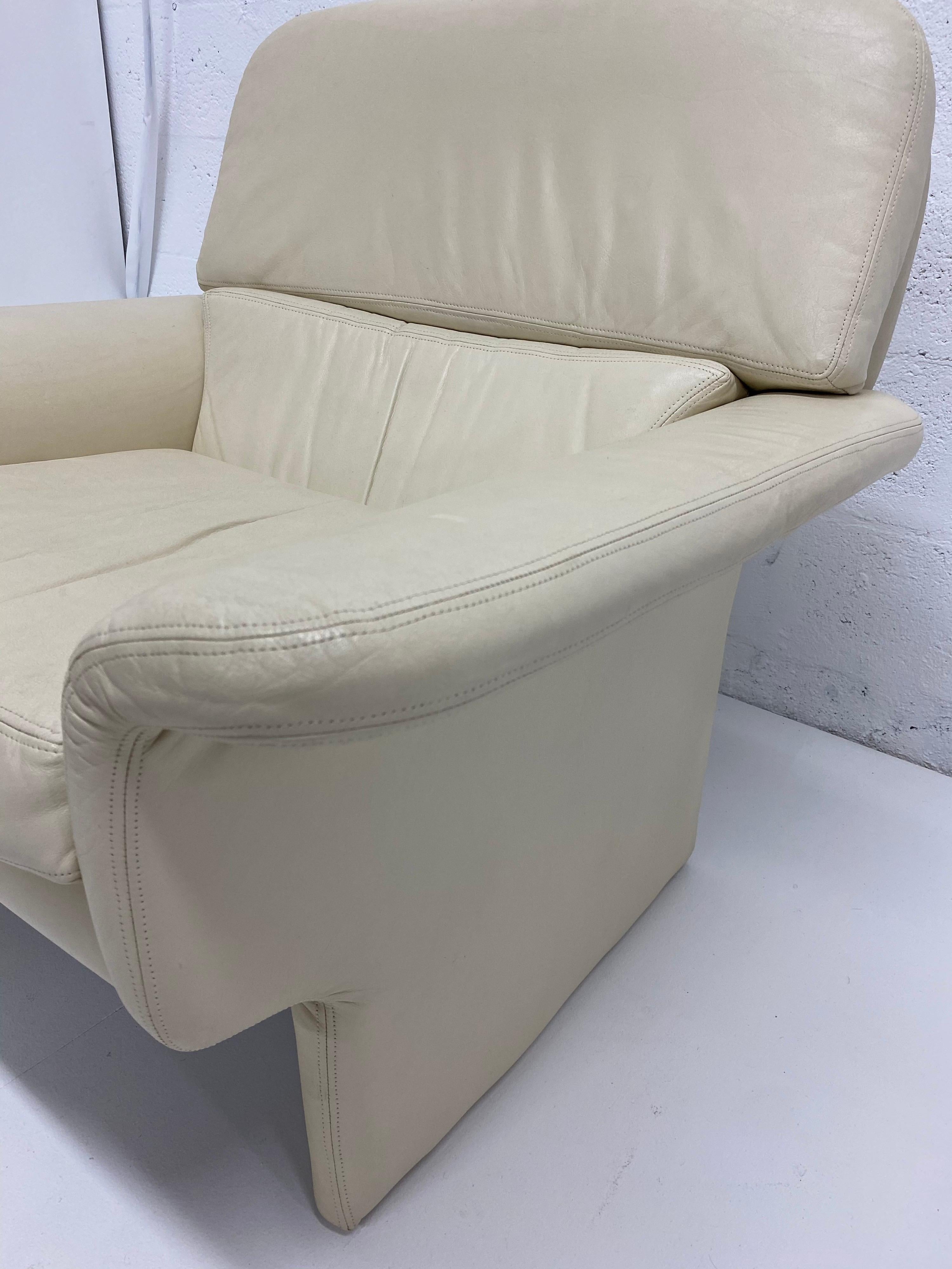 Vladimir Kagan Attr. Cream Leather Lounge Chair for Preview, 1980s 2