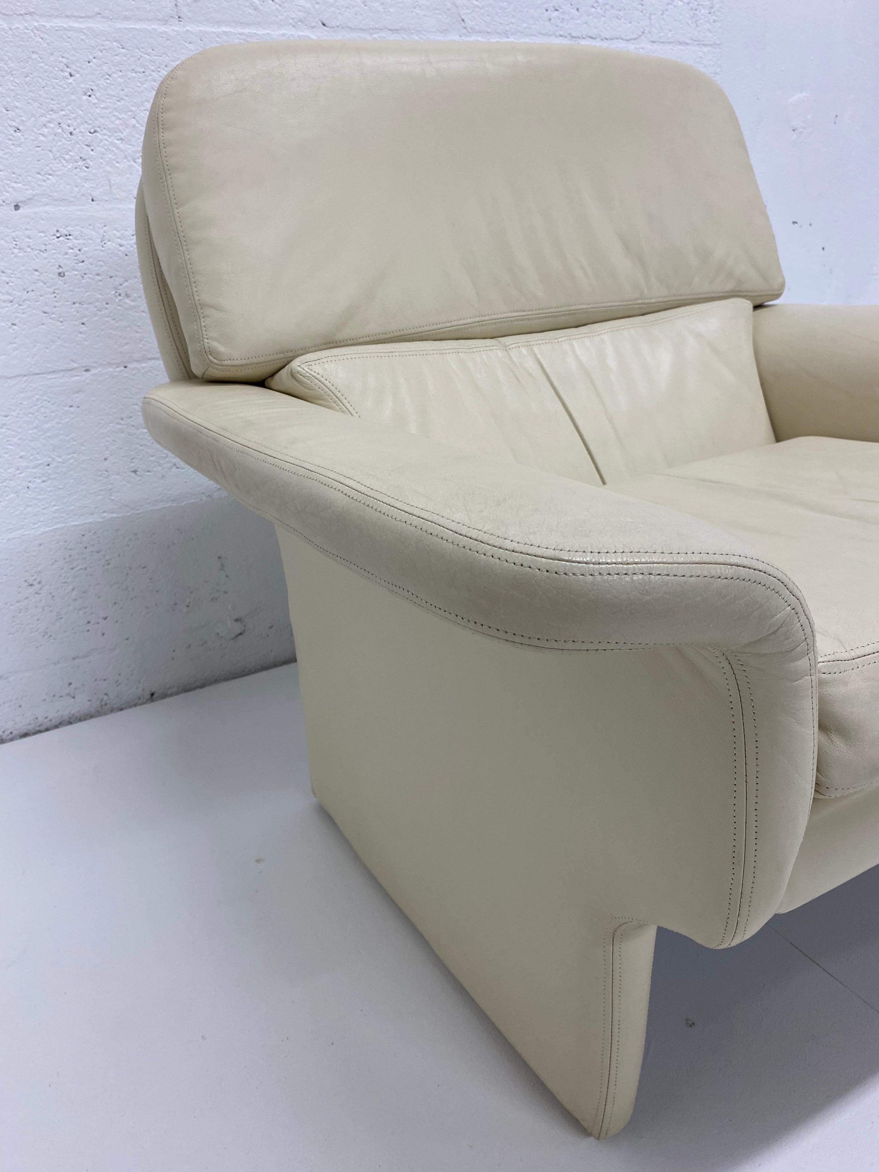 Vladimir Kagan Attr. Cream Leather Lounge Chair for Preview, 1980s 3