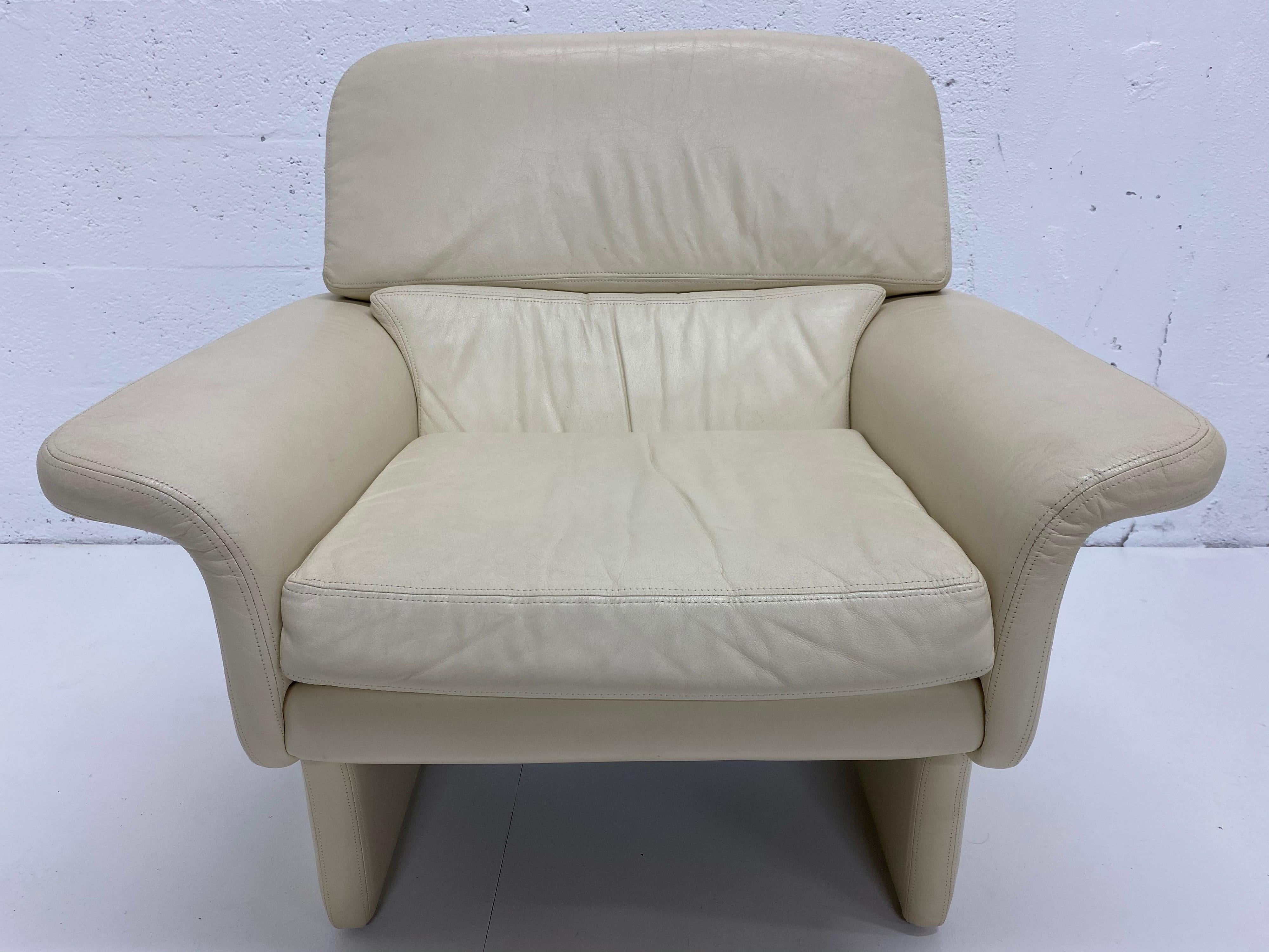 Vladimir Kagan attributed cream colored leather lounge chair for preview, 1980s.