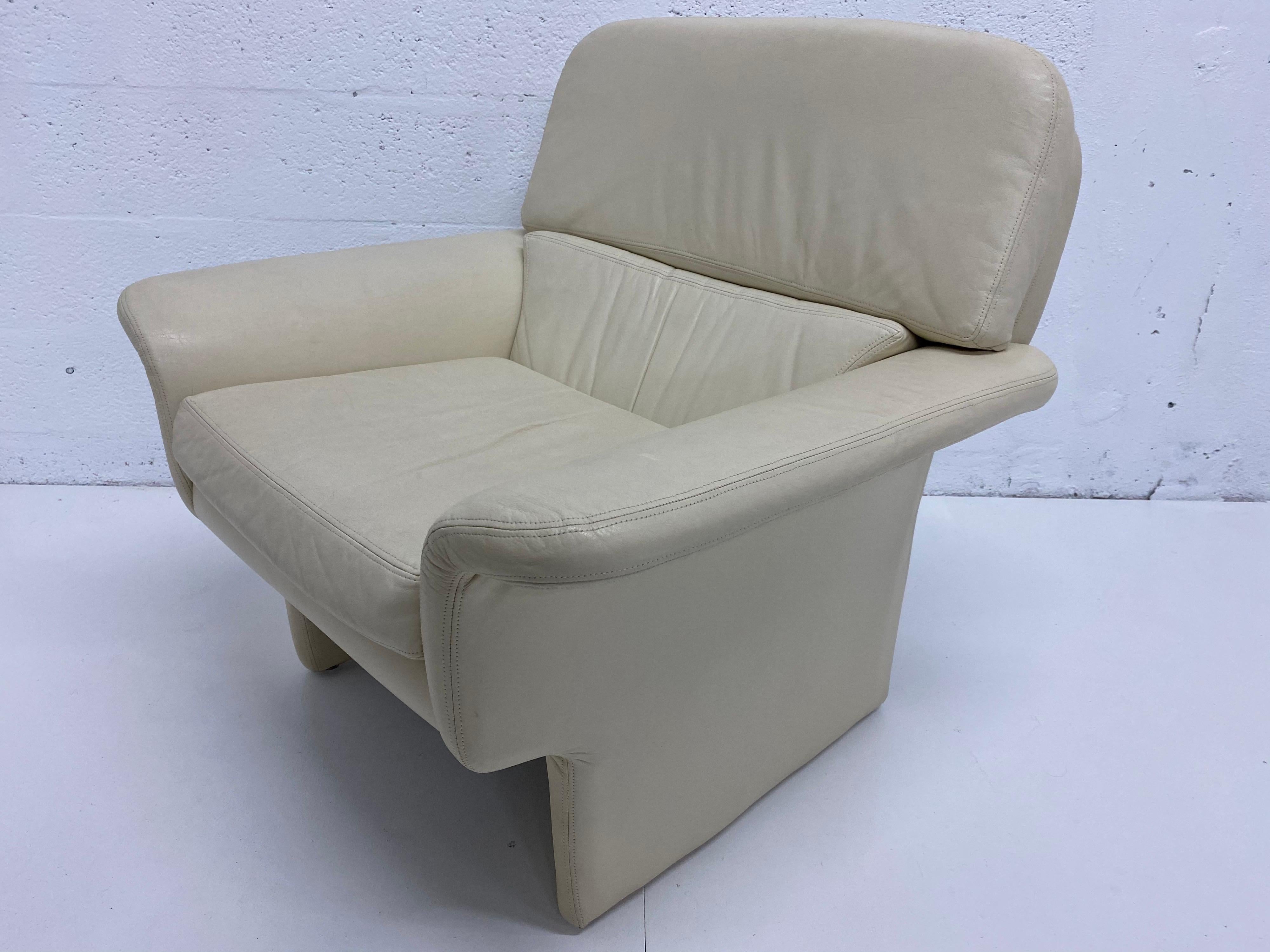 Mid-Century Modern Vladimir Kagan Attr. Cream Leather Lounge Chair for Preview, 1980s