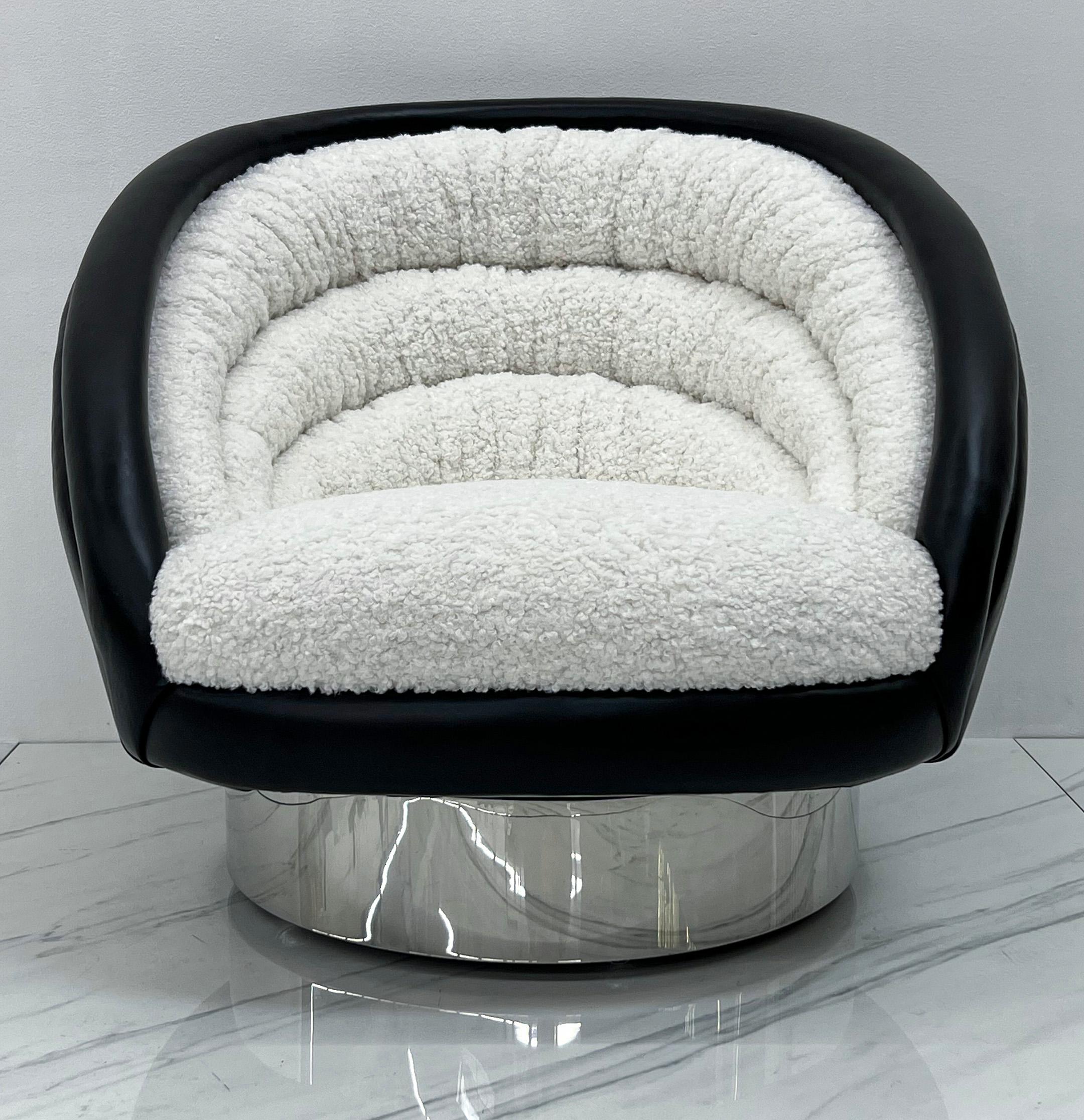 Vladimir Kagan Crescent Lounge Chair in Ivory Boucle and Black Leather, 1970's For Sale 4