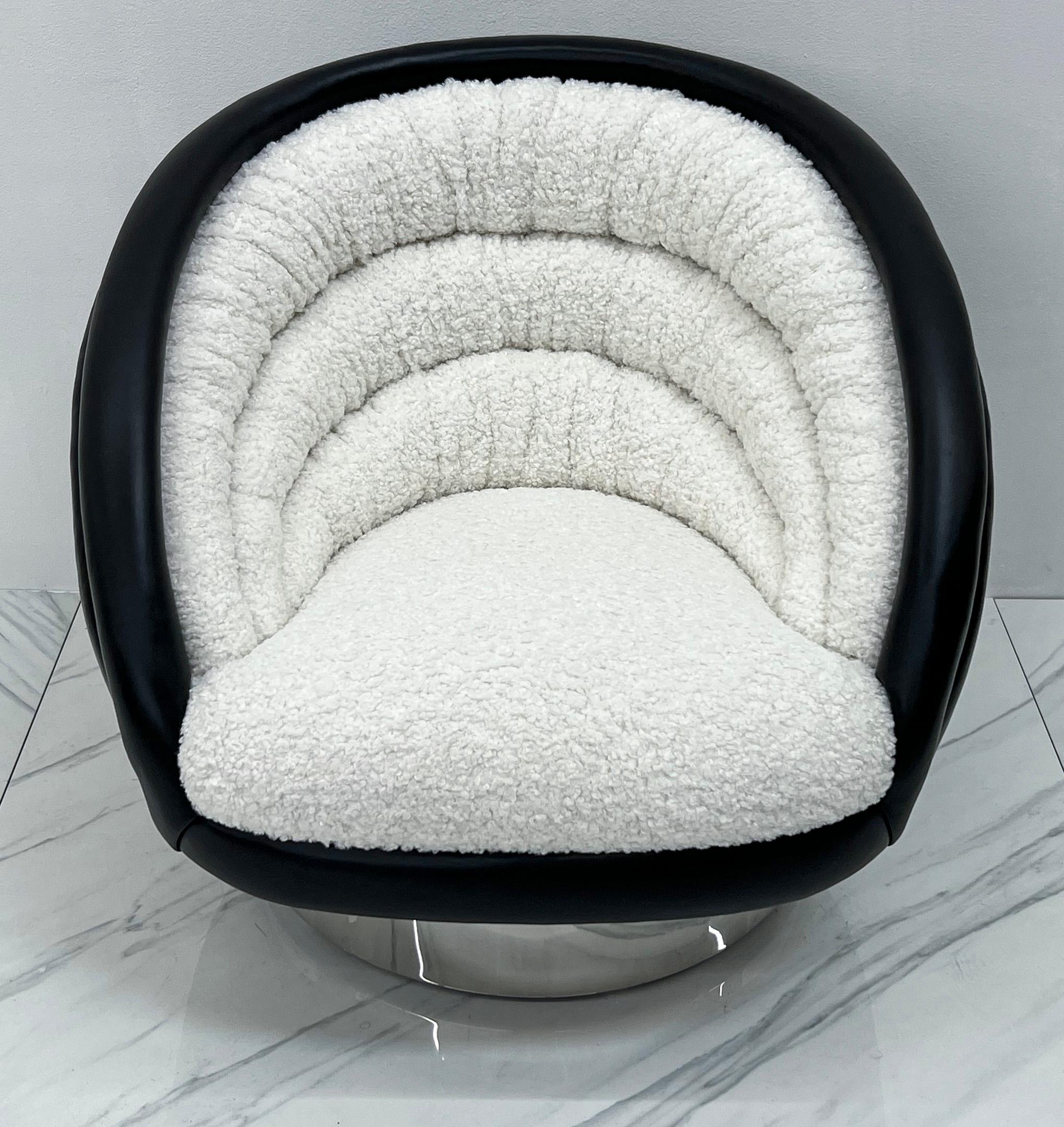 Vladimir Kagan Crescent Lounge Chair in Ivory Boucle and Black Leather, 1970's For Sale 5