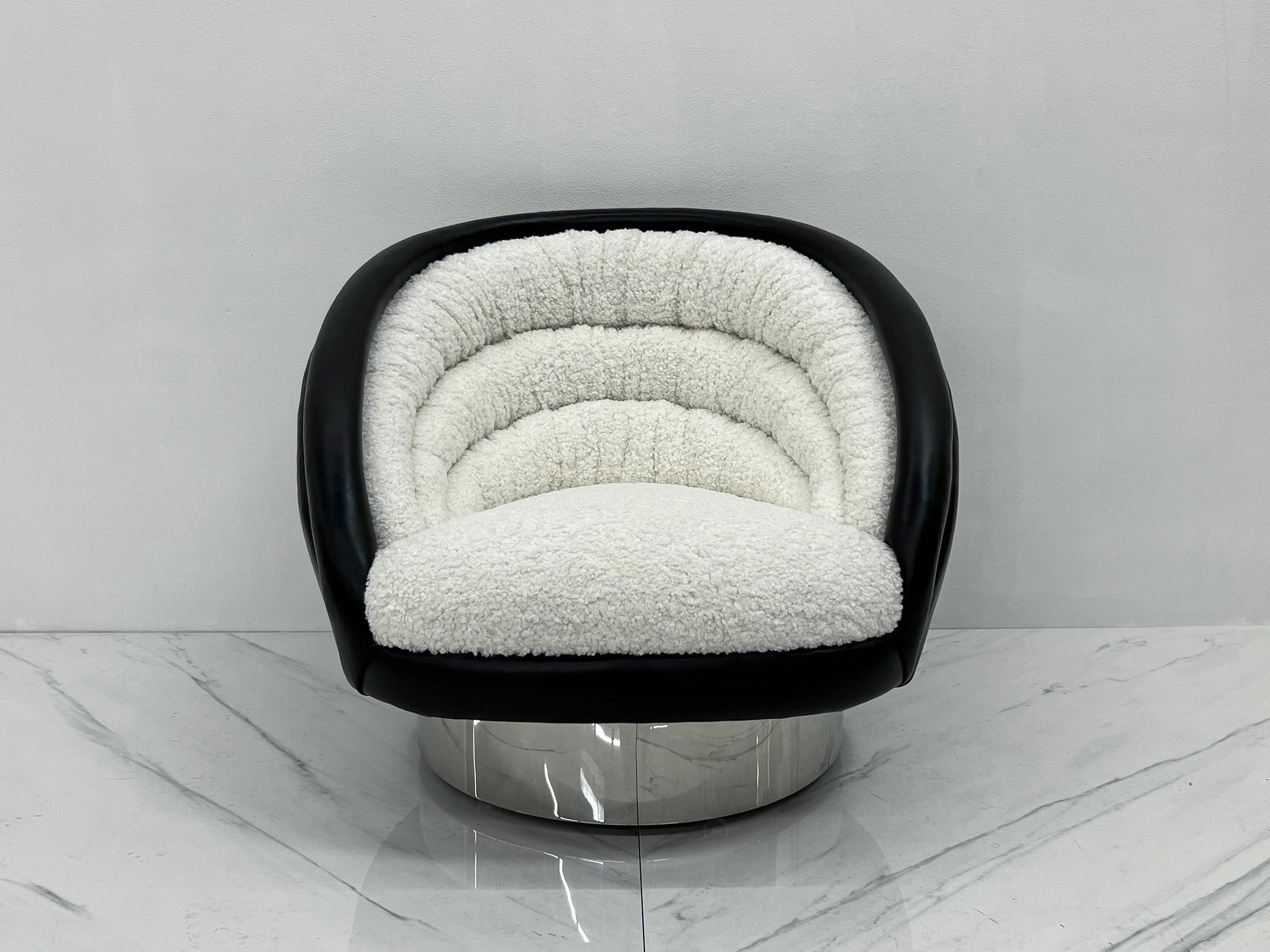 Mid-Century Modern Vladimir Kagan Crescent Lounge Chair in Ivory Boucle and Black Leather, 1970's For Sale