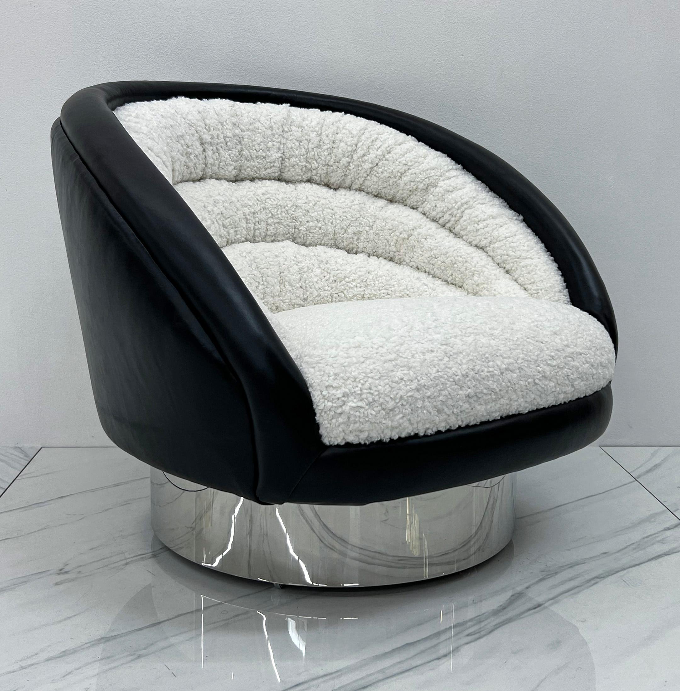 Vladimir Kagan Crescent Lounge Chair in Ivory Boucle and Black Leather, 1970's In Good Condition For Sale In Culver City, CA