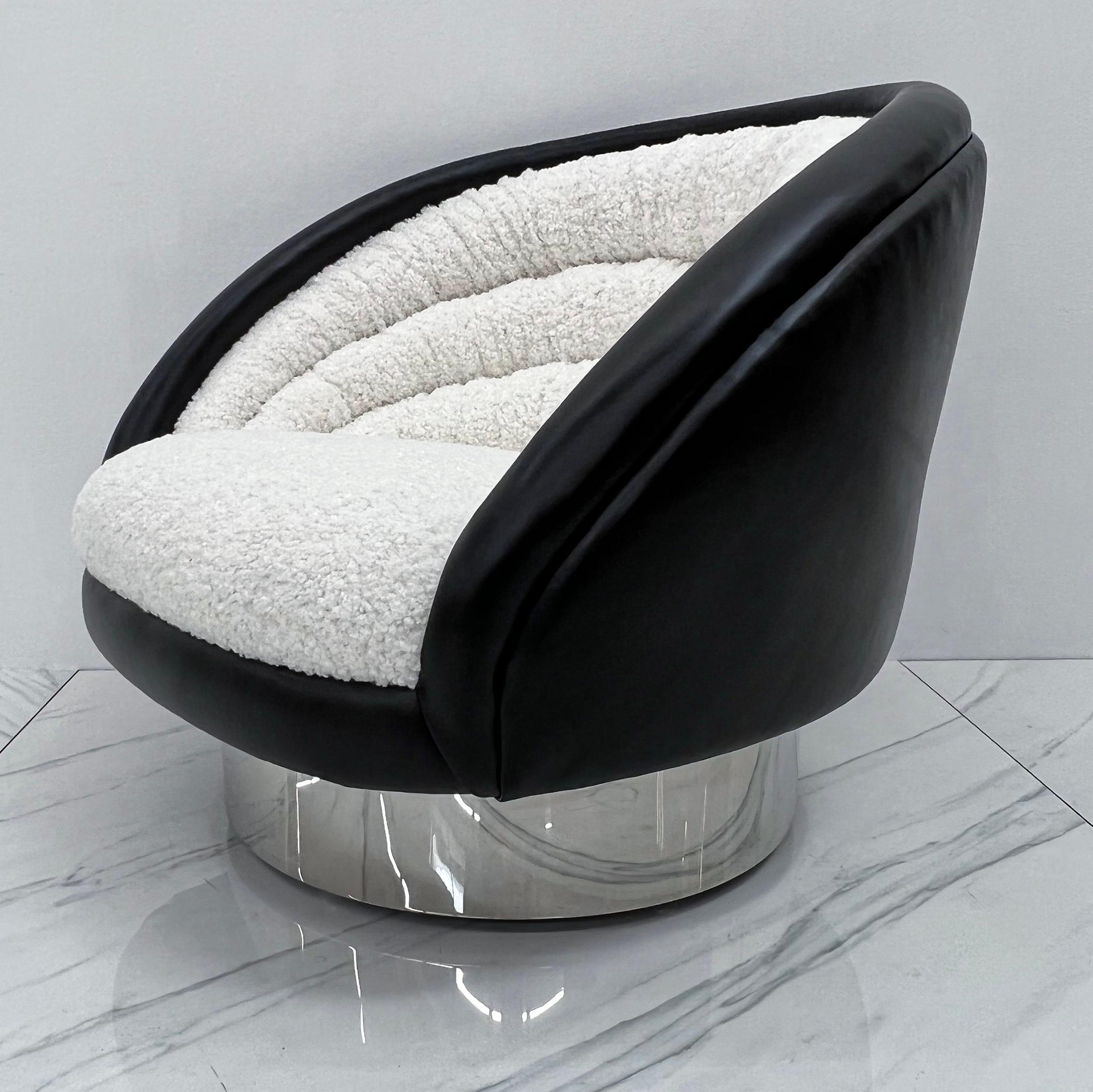 Late 20th Century Vladimir Kagan Crescent Lounge Chair in Ivory Boucle and Black Leather, 1970's For Sale