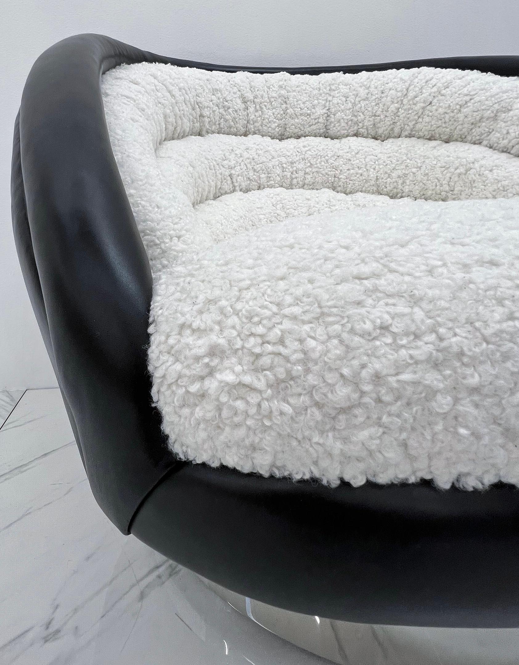 Vladimir Kagan Crescent Lounge Chair in Ivory Boucle and Black Leather, 1970's For Sale 3