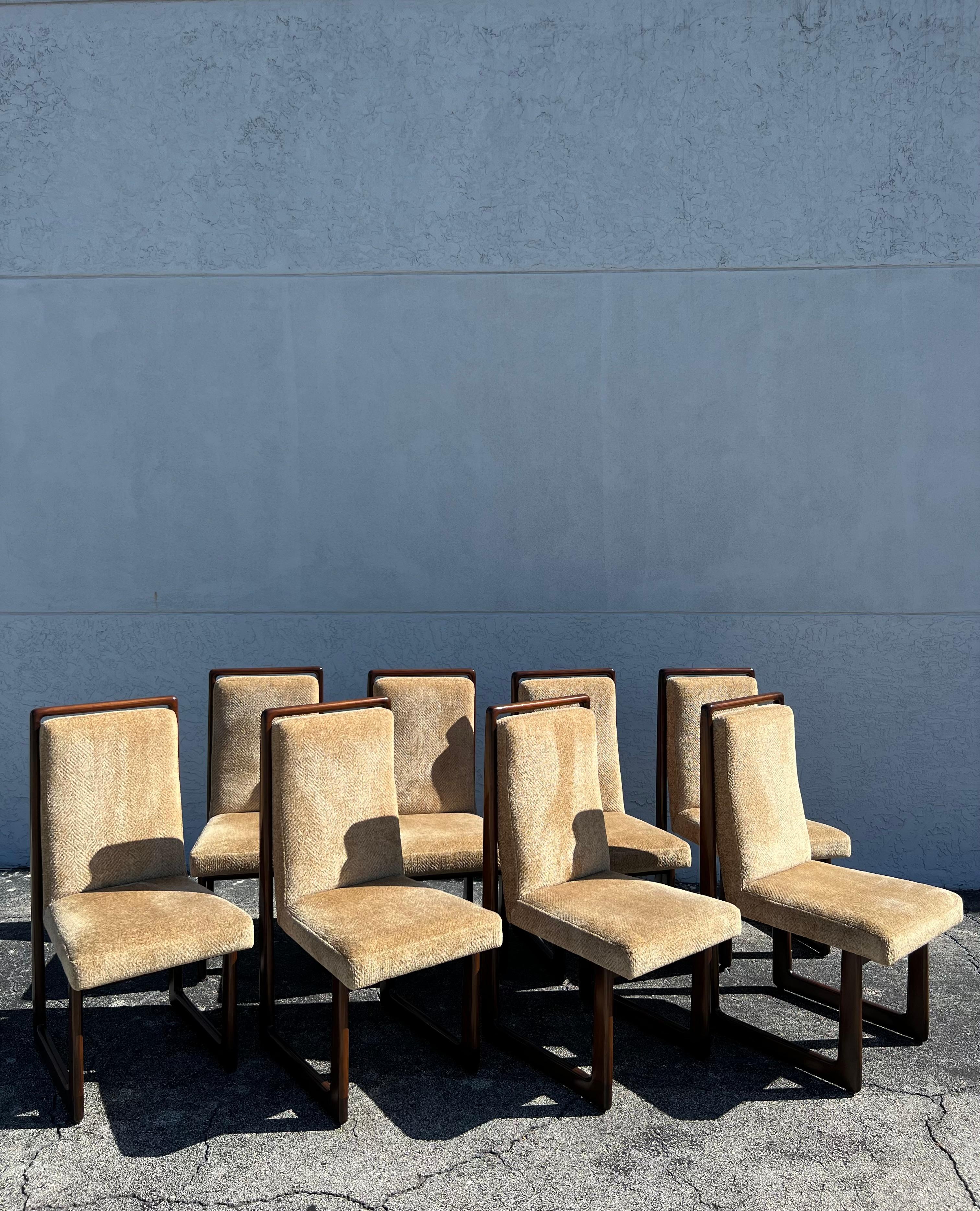 Satz von 8 kubistischen Esszimmerstühlen von Vladimir Kagan. Die Stühle wurden vor Jahren aufgefrischt und mit einer schweren goldfarbenen Chenille neu bezogen. Leider wurden die Originaletiketten überlackiert, sie sind jedoch noch intakt. Wir haben