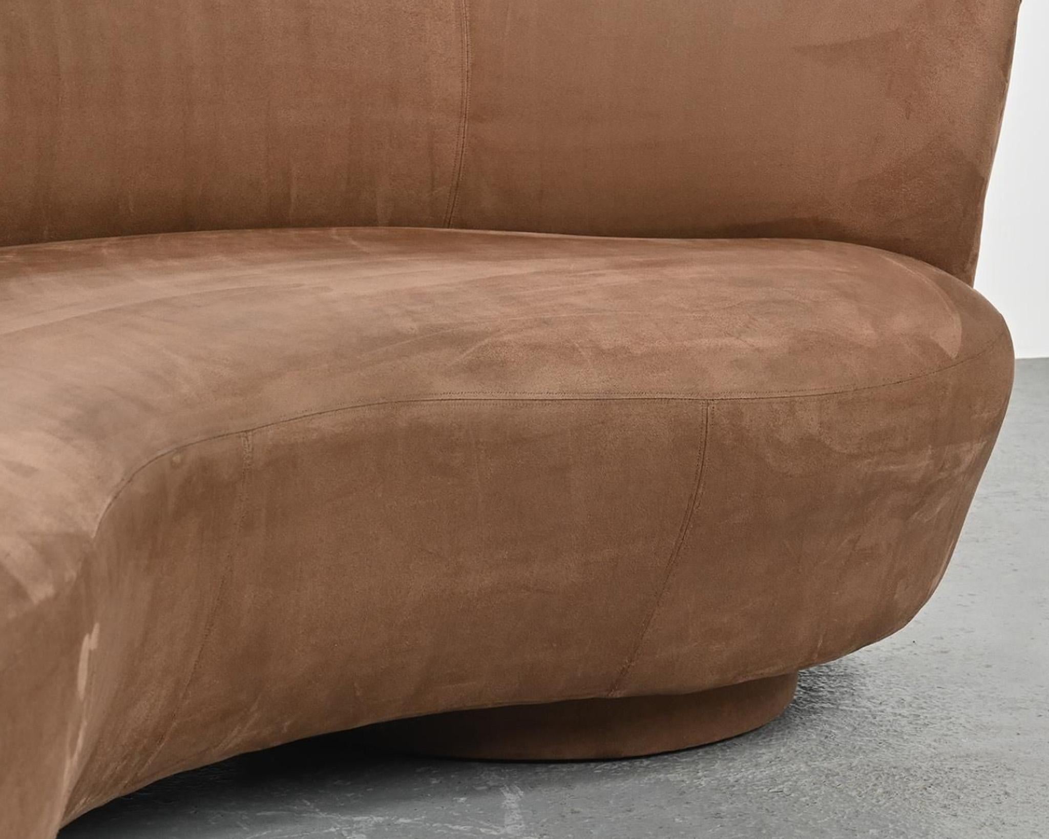 Vladimir Kagan Curved Free Form Styled Sofa in Suede Upholstery, 1990s In Good Condition For Sale In Stockholm, SE
