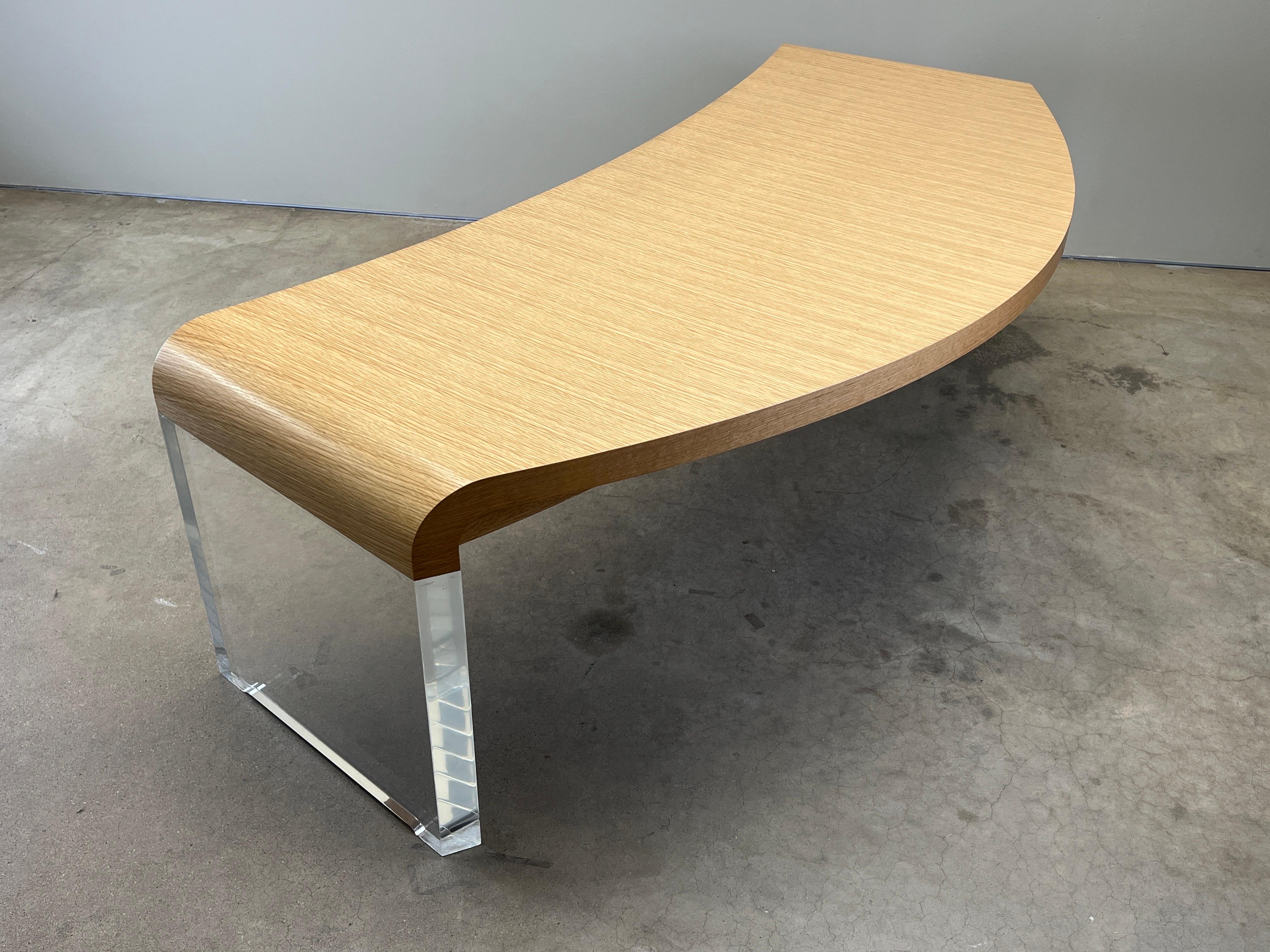 Scrivania curva Vladimir Kagan in lucite e Oak in vendita 10