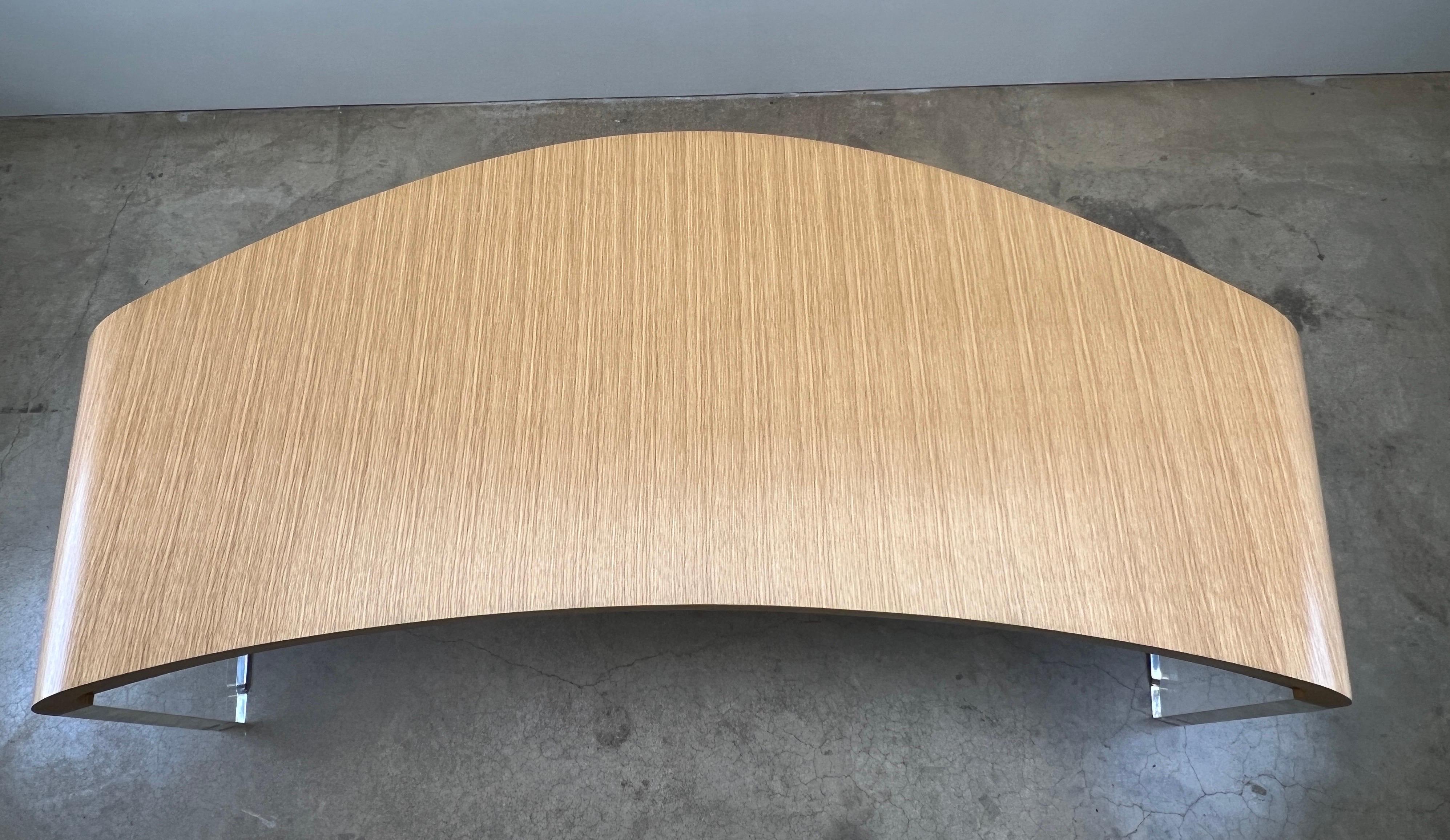 Scrivania curva Vladimir Kagan in lucite e Oak in vendita 15
