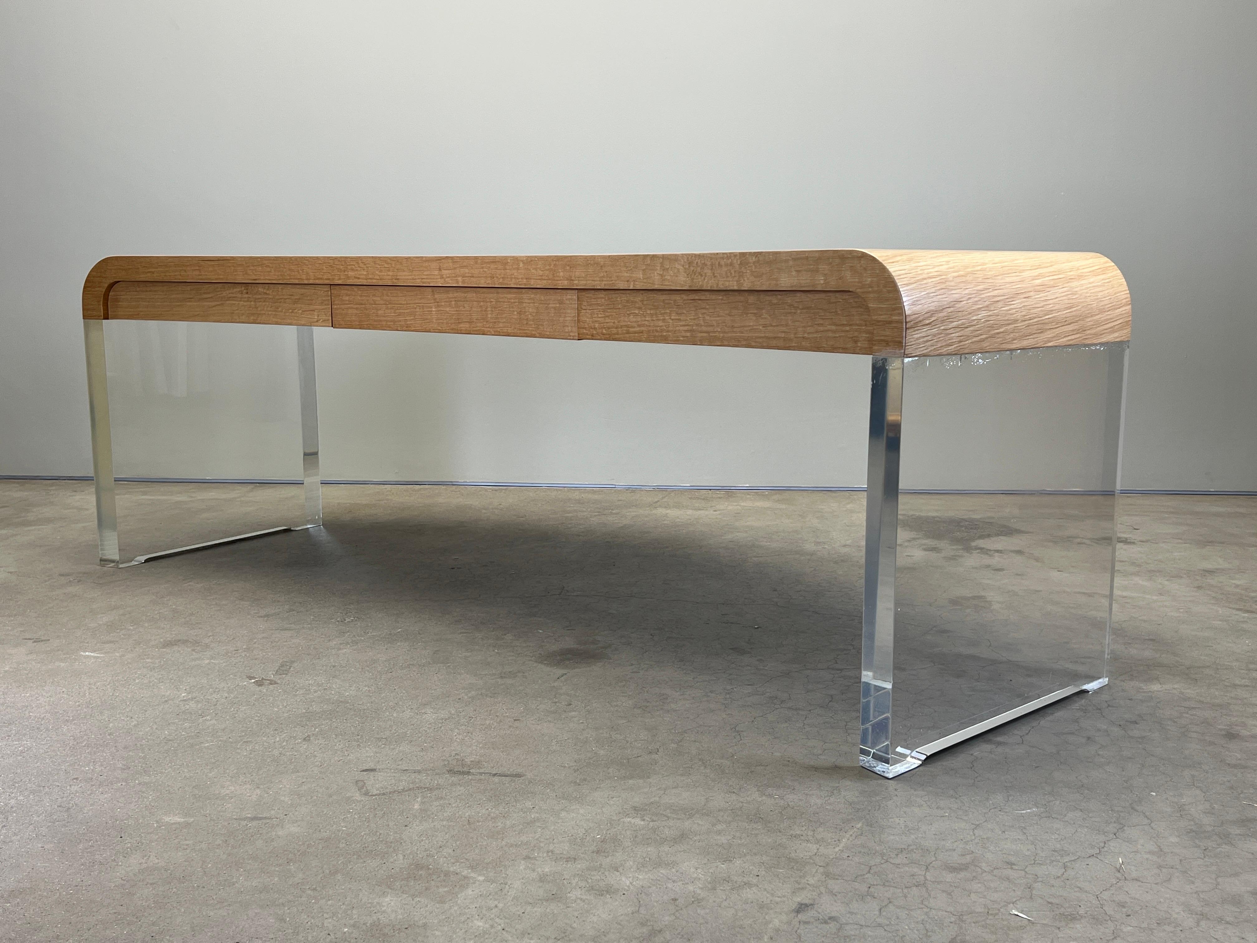 Quercia Scrivania curva Vladimir Kagan in lucite e Oak in vendita