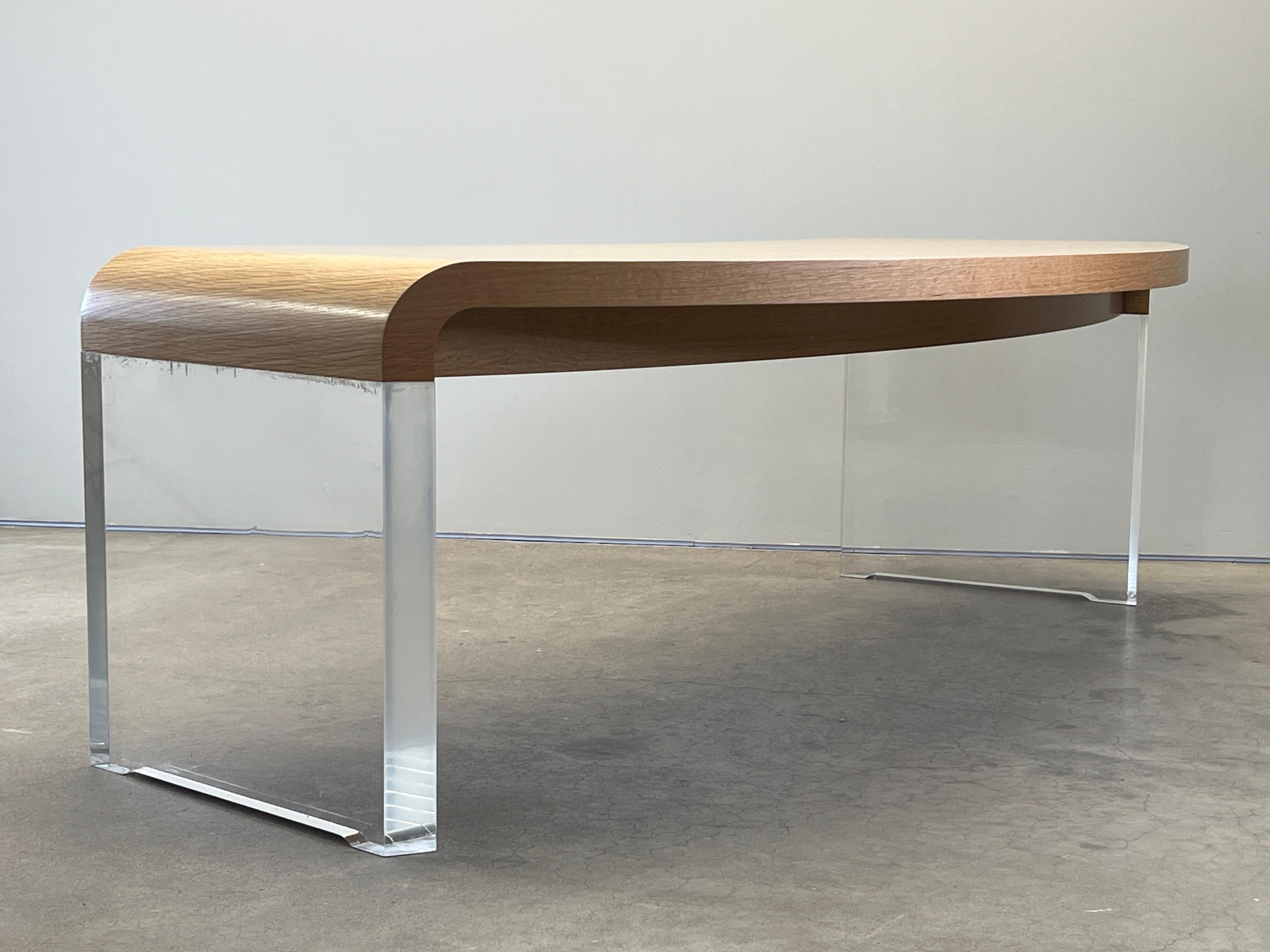 Scrivania curva Vladimir Kagan in lucite e Oak in vendita 1