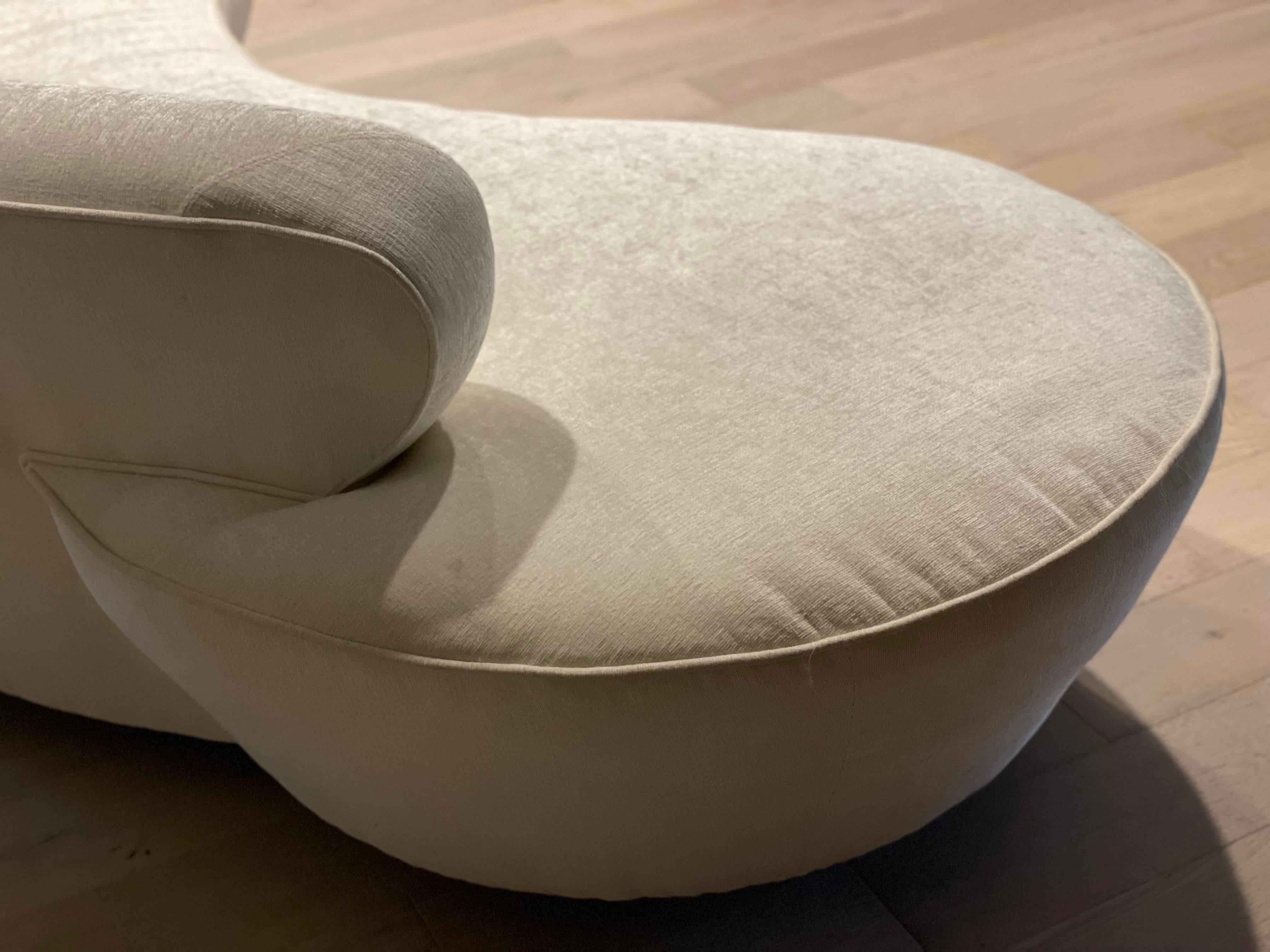 Vladimir Kagan Directional Cloud Serpentine Sofa in Upholstery In Good Condition In Chicago, IL