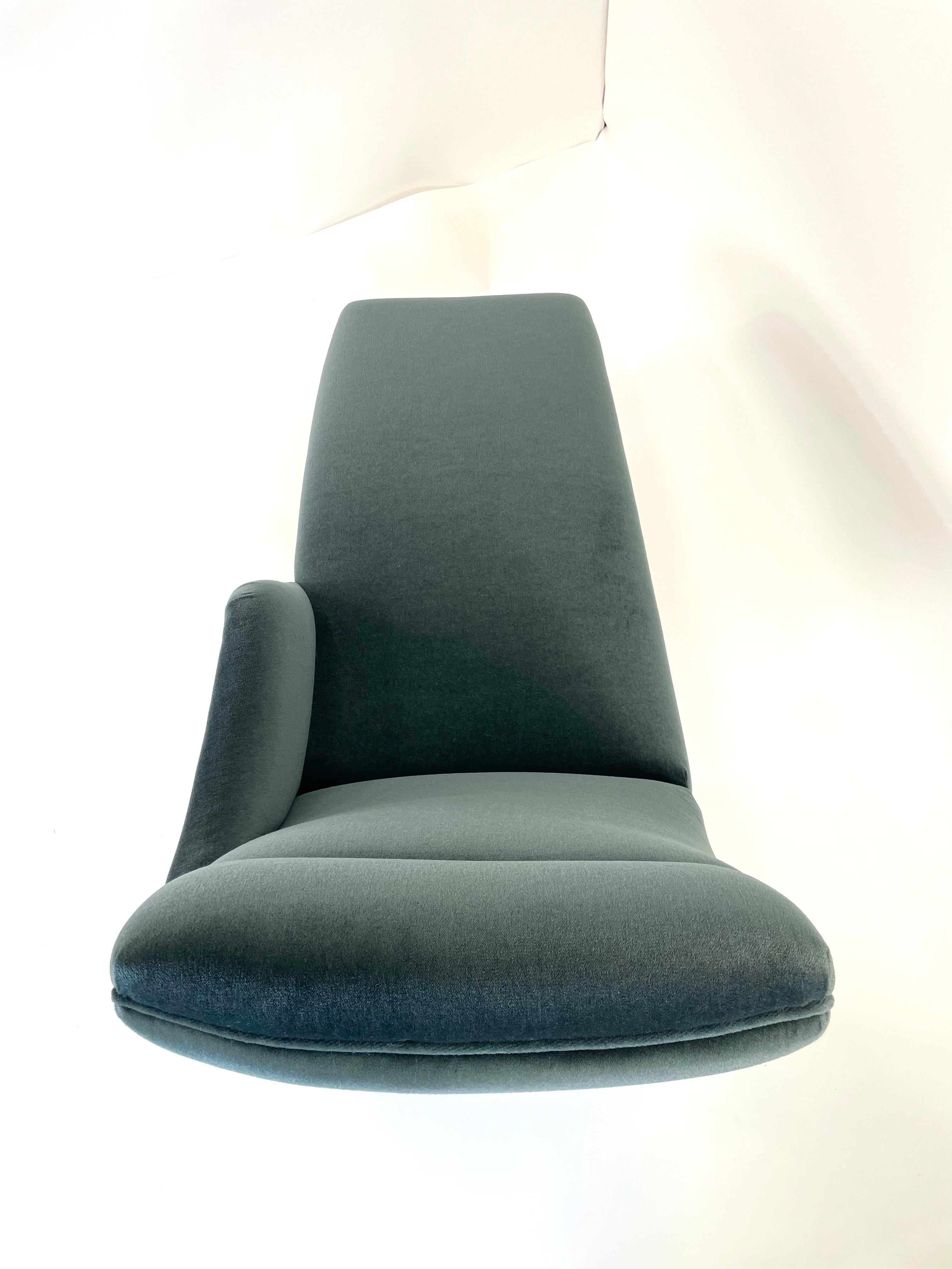 La chaise Erica a été conçue pour la première fois en 1969 et nommée d'après l'épouse de Vladimir Kagan, Erica Wilson, une passionnée de travaux d'aiguille. Redessinée en reprenant les lignes épurées et l'aspect classique du prototype que Feal